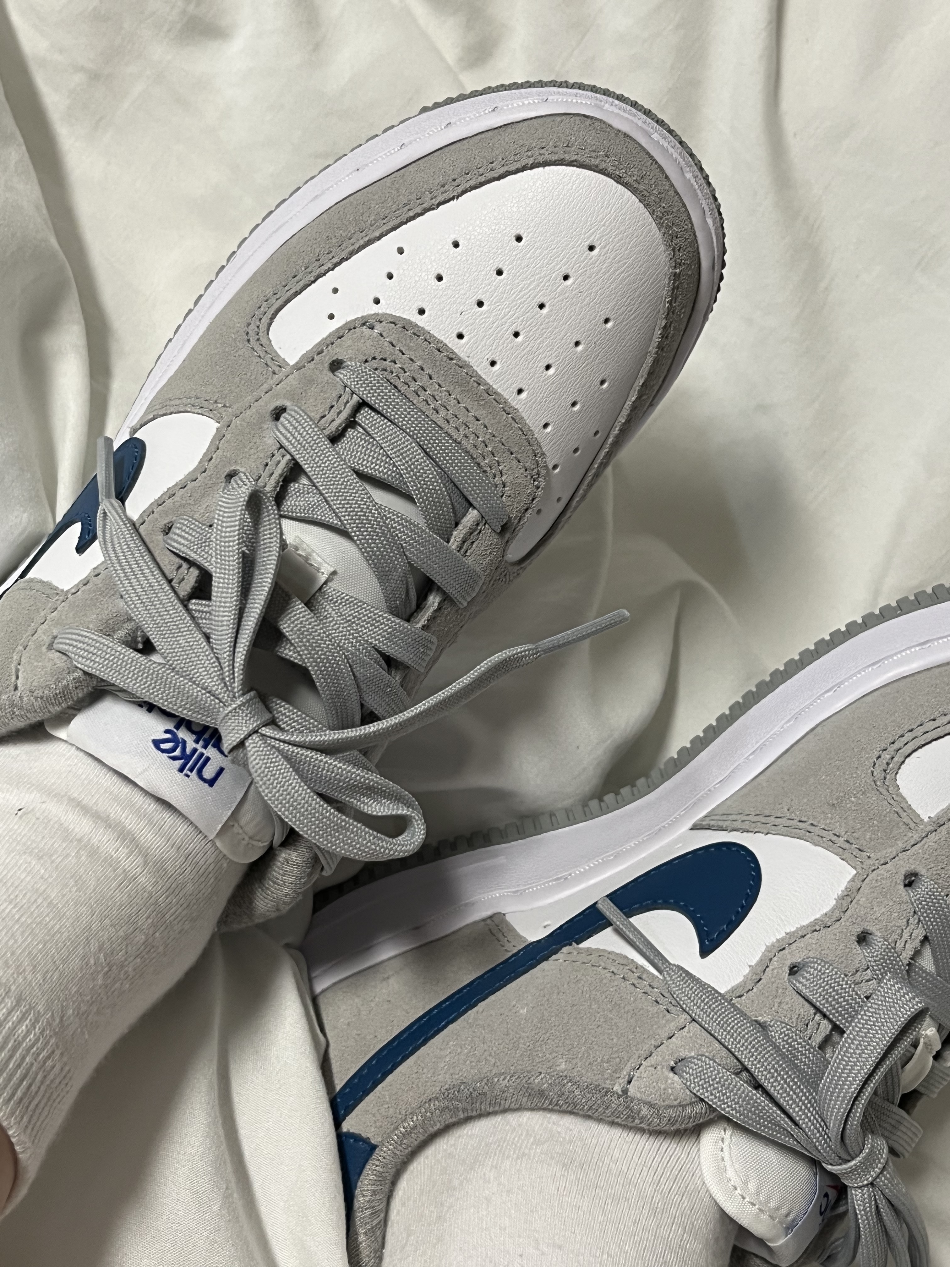 Nike Air Force 1 '07 LV8 Athletic Club Light Smoke Grey Marina 착용 스타일 - 1