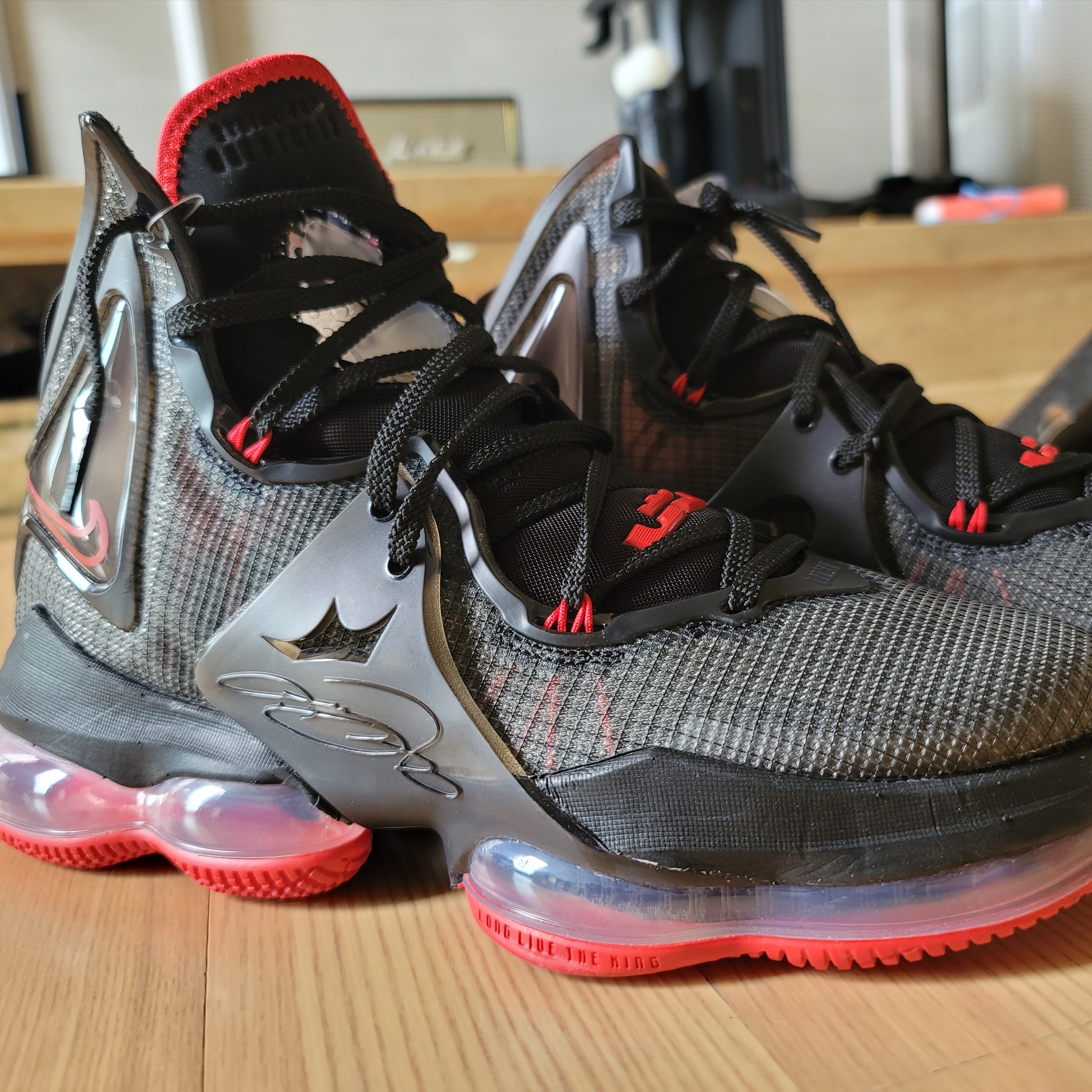 Nike LeBron XIX Black University Red 착용 스타일 - 2