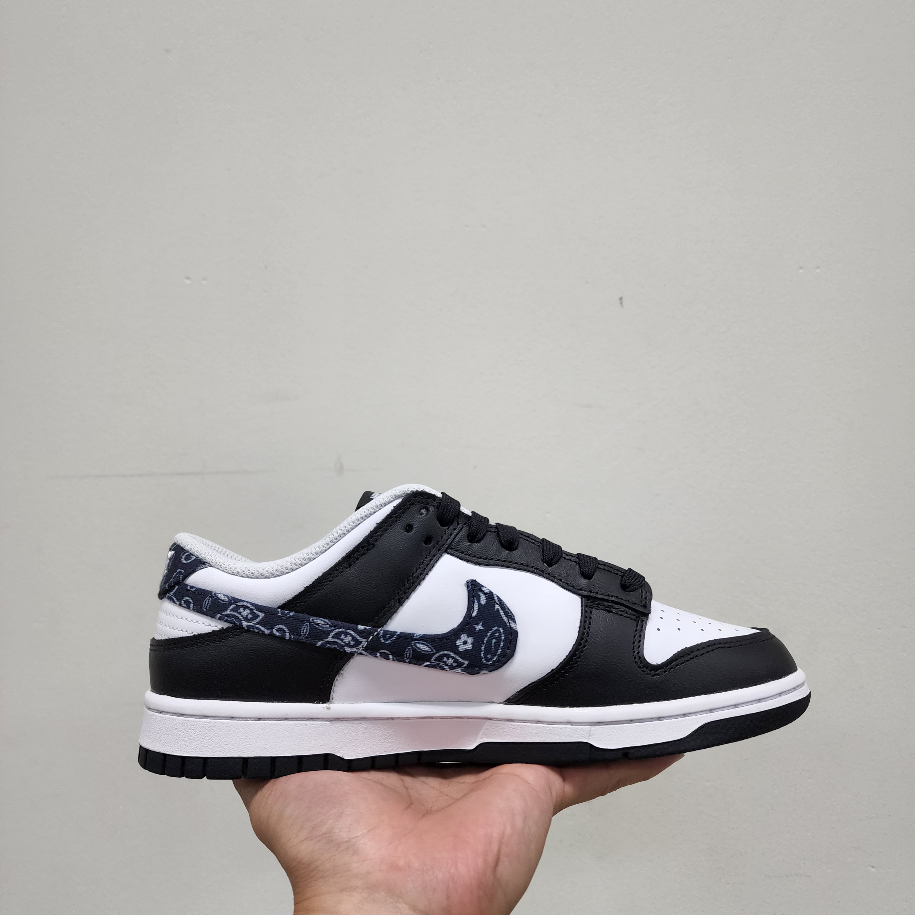 (W) Nike Dunk Low Essential Black Paisley 착용 스타일 - 3