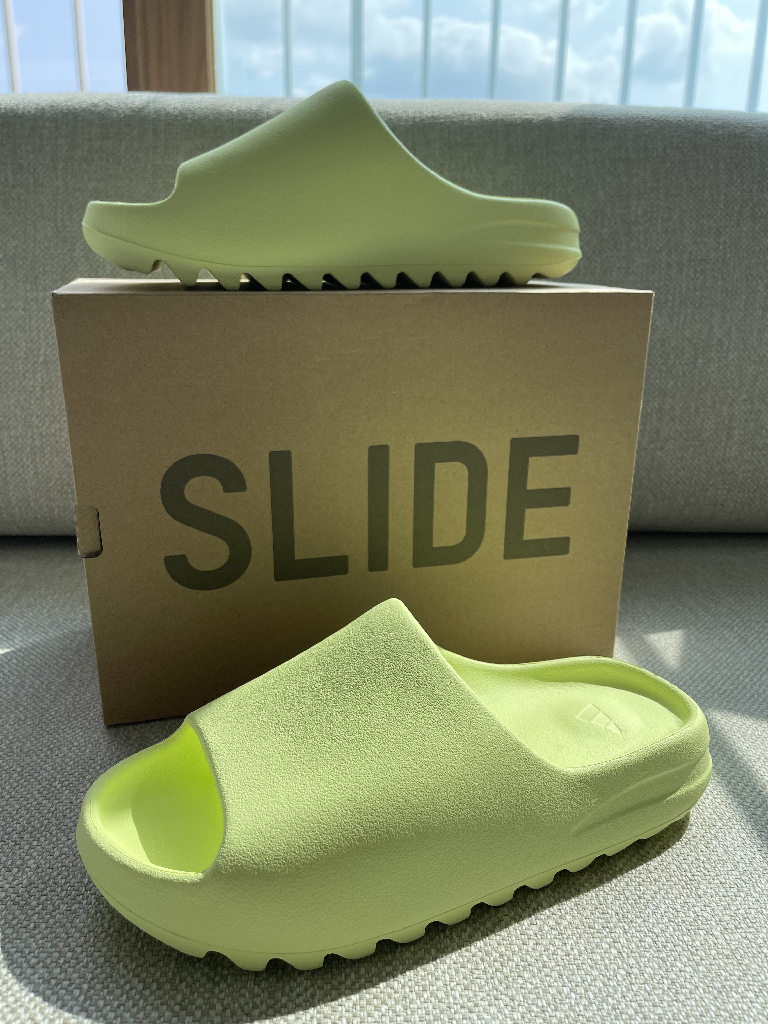 Adidas Yeezy Slide Glow Green 2022/2023 착용 스타일 - 1