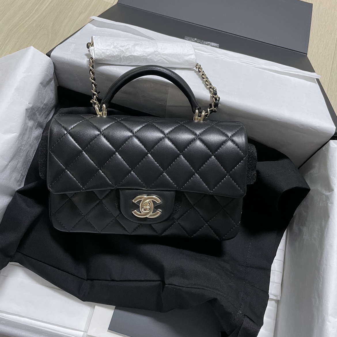 Chanel Mini Flap Bag with Top Handle Lambskin & Gold Black 착용 스타일