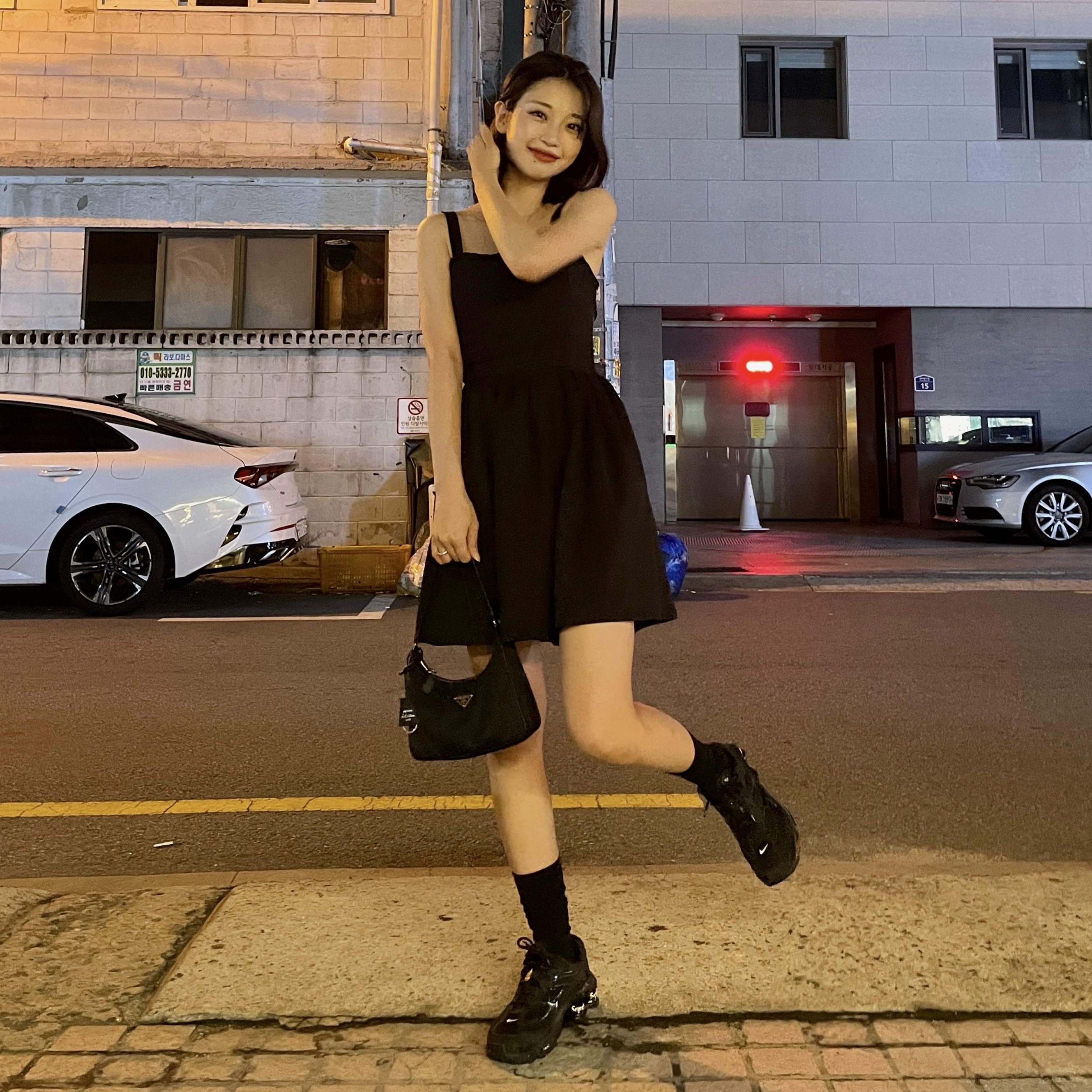 Nike x Supreme Shox Ride 2 SP Black, Prada Re-Edition 2005 Re-Nylon Mini Hobo Bag Black 착용 스타일 - 2
