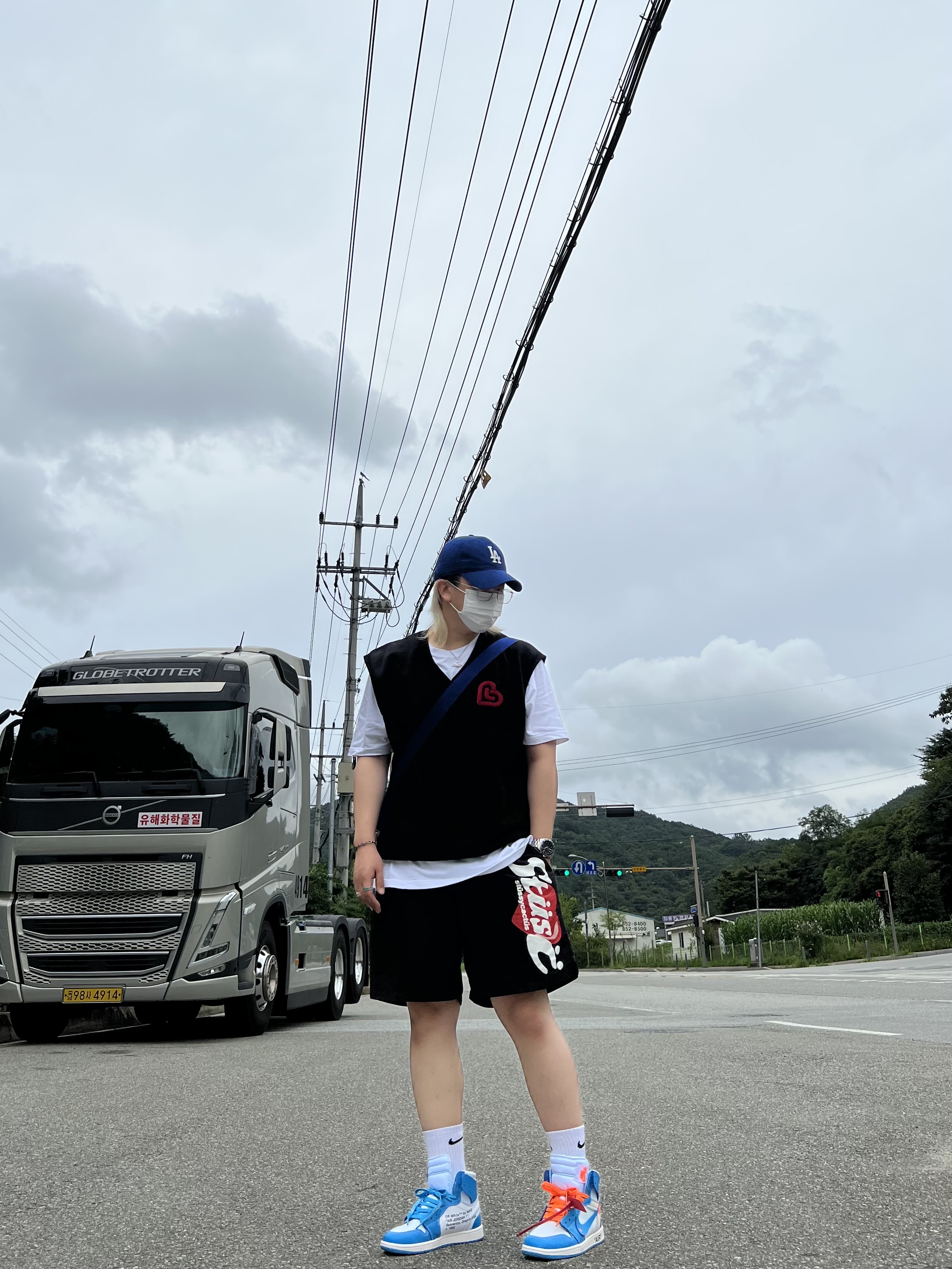 Jordan 1 x Off-White Retro High University Blue, Stussy x Cactus Plant Flea Market Shorts Black 착용 스타일 - 2