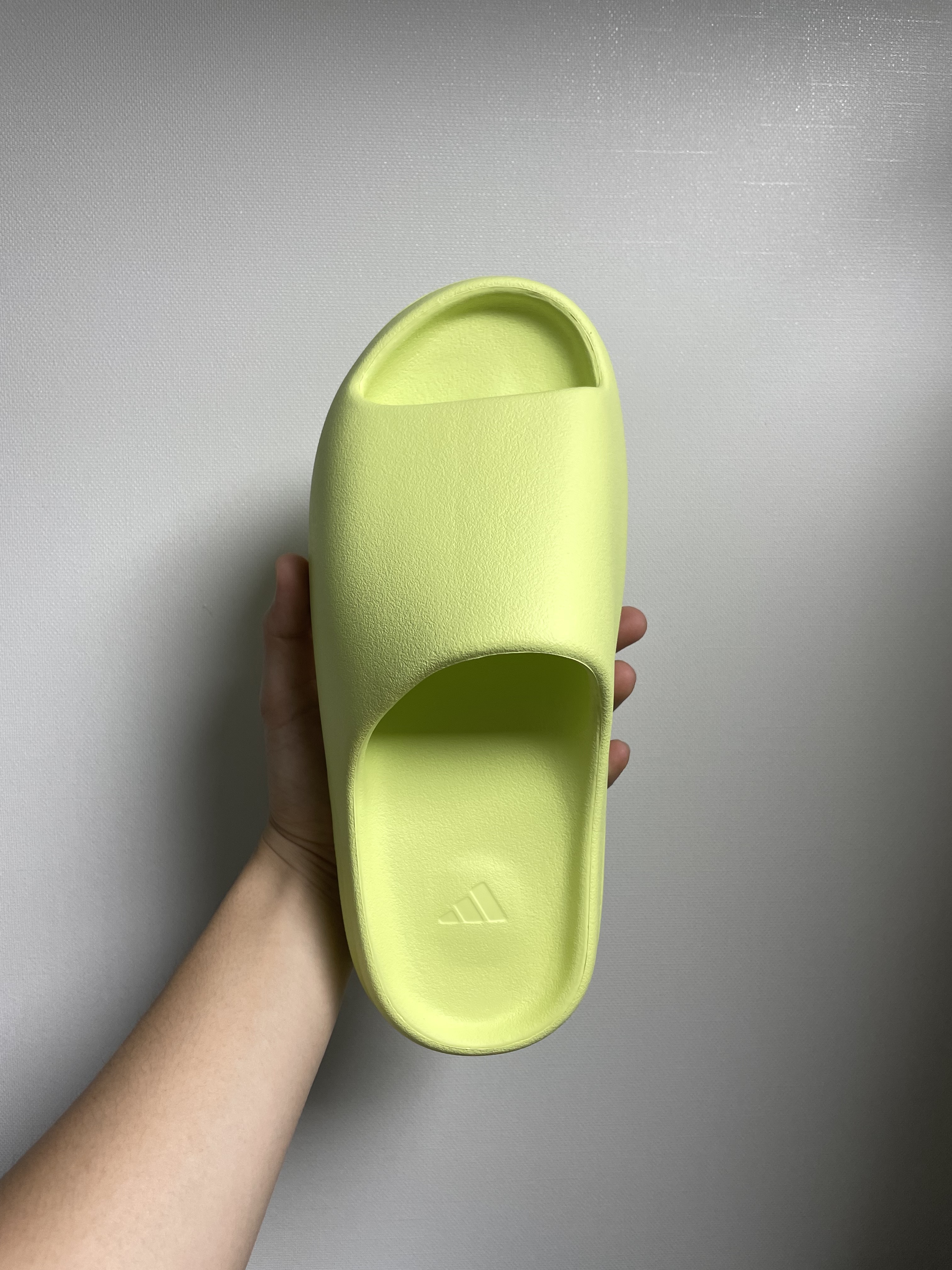 Adidas Yeezy Slide Glow Green 2022/2023 착용 스타일 - 2