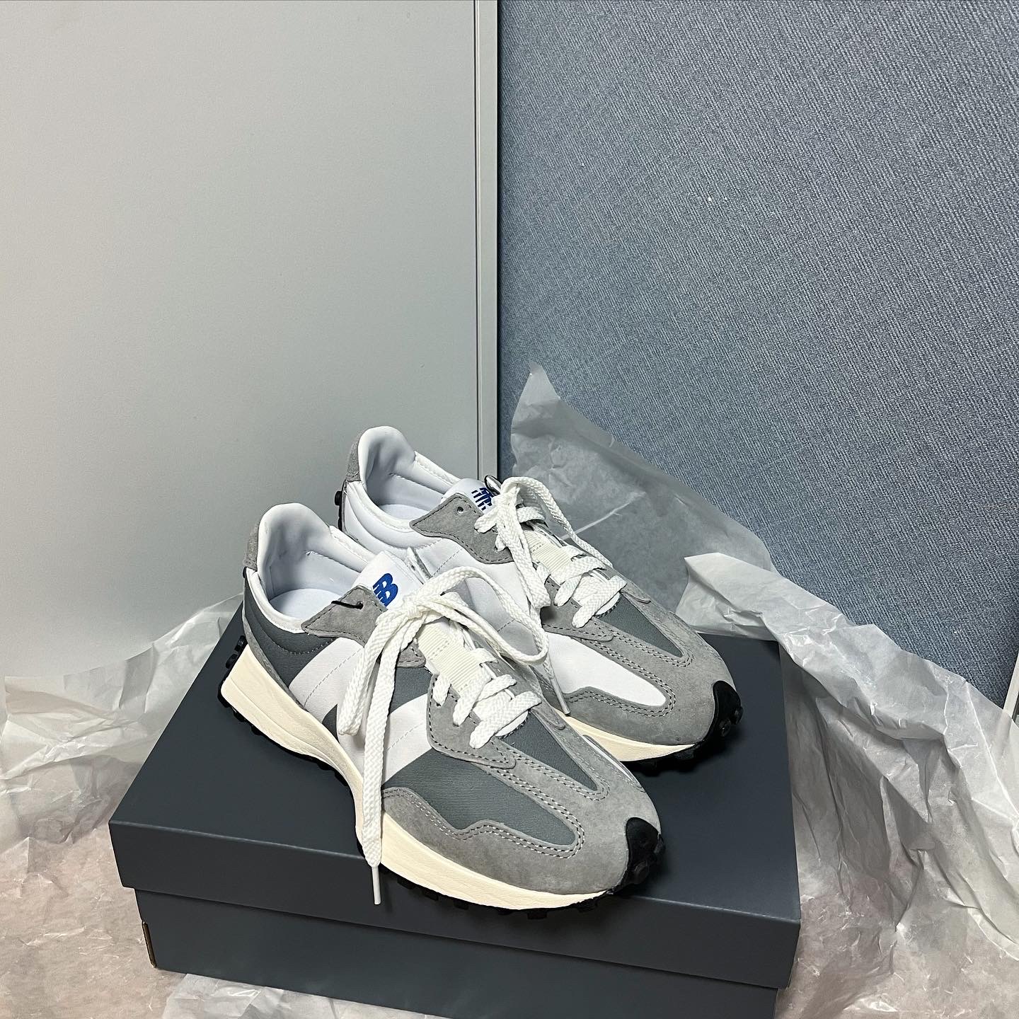 New Balance 327 Grey 착용 스타일