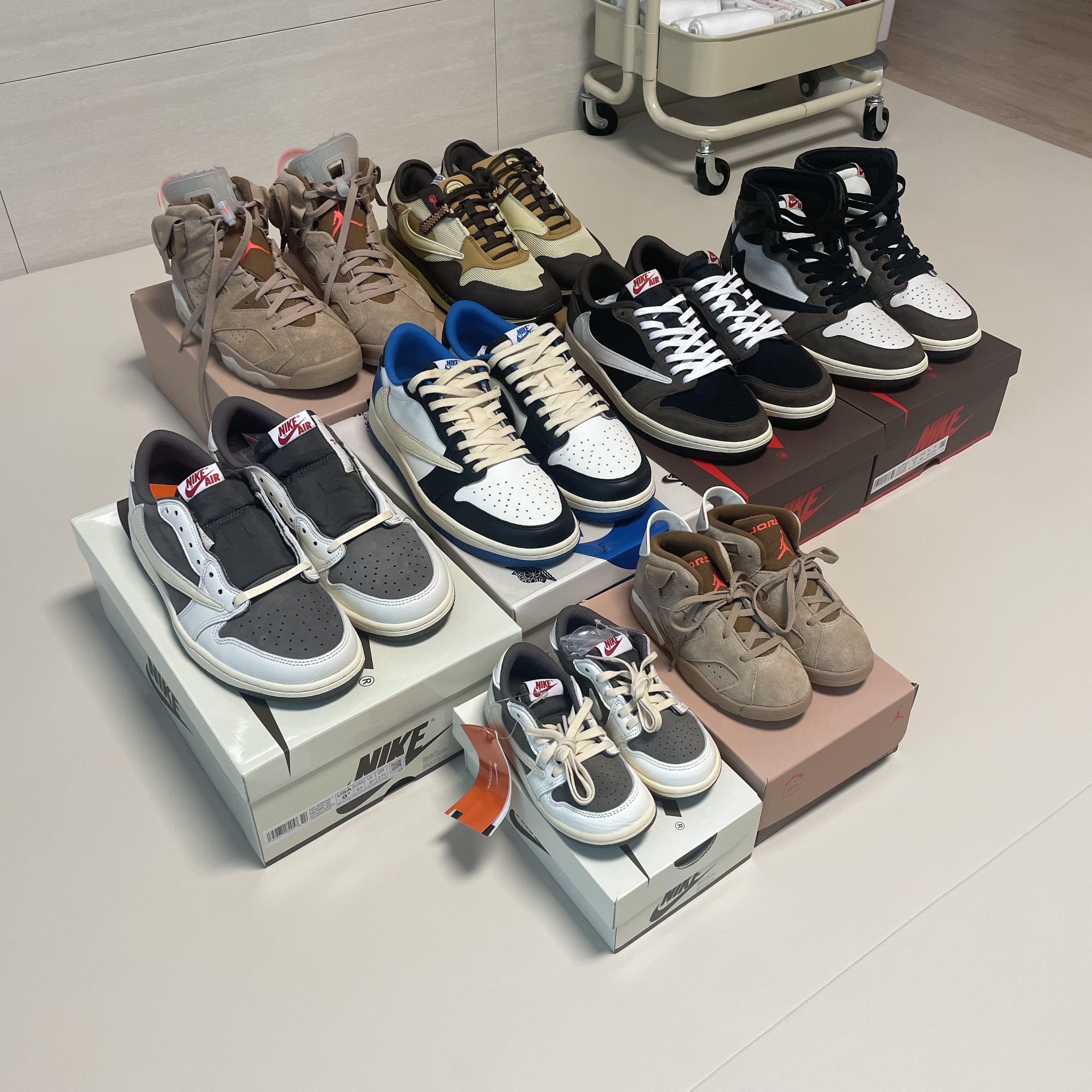 Jordan 1 x Travis Scott Retro Low OG SP Sail and Ridgerock, Nike x Travis Scott Air Max 1 Cact.us Brown 착용 스타일 - 2