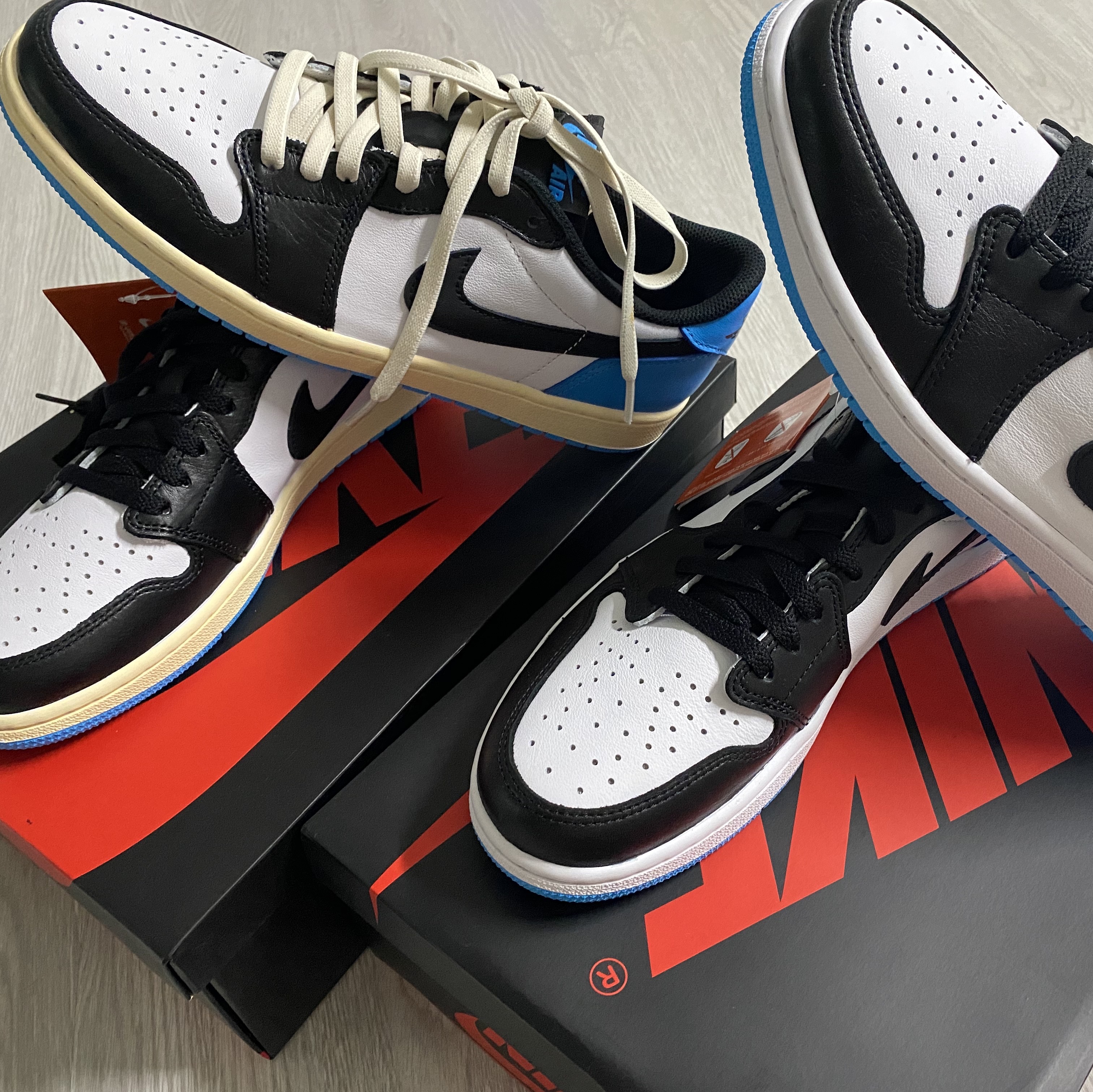 Jordan 1 Retro Low OG Black and Dark Powder Blue 착용 스타일 - 1