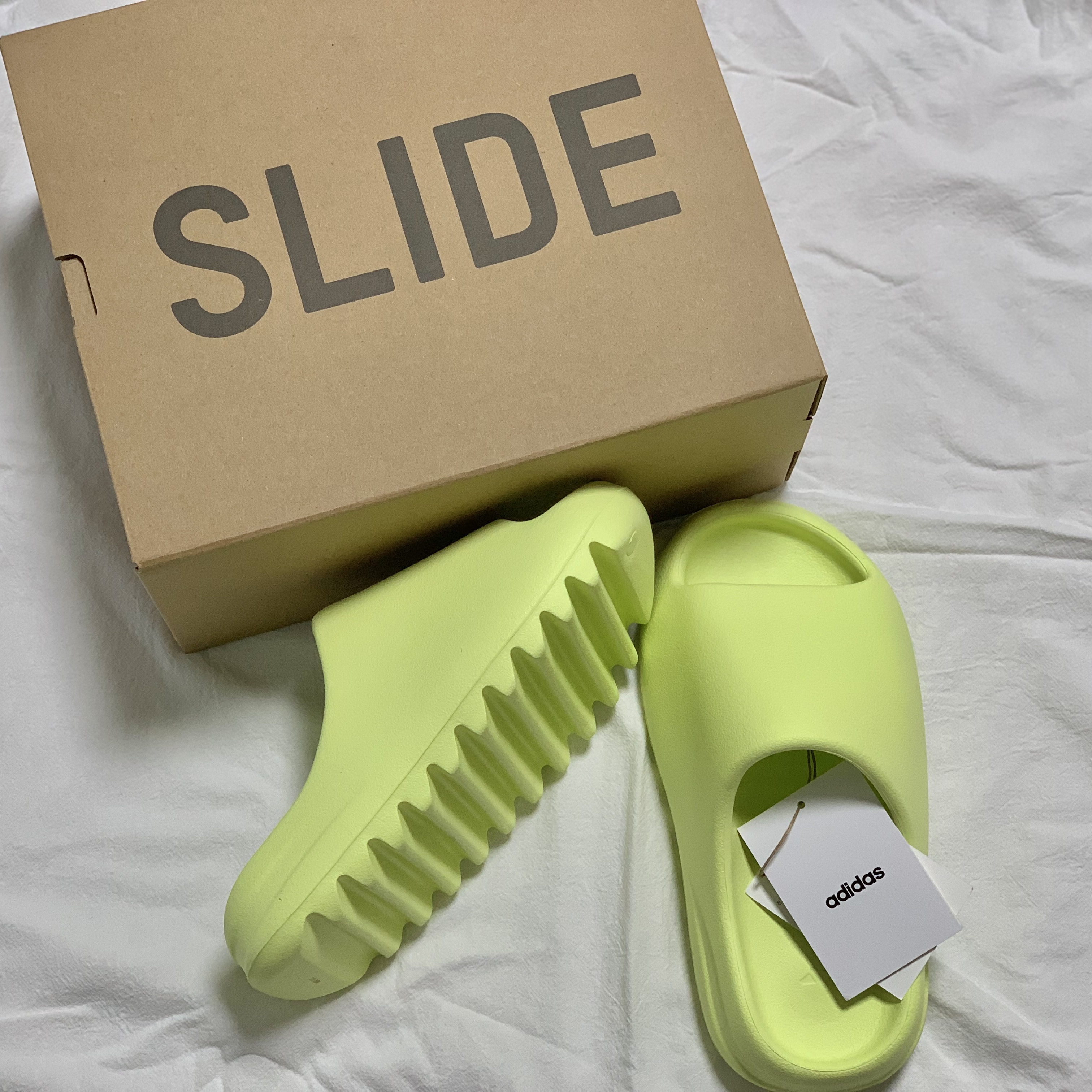 Adidas Yeezy Slide Glow Green 2022/2023 착용 스타일 - 1