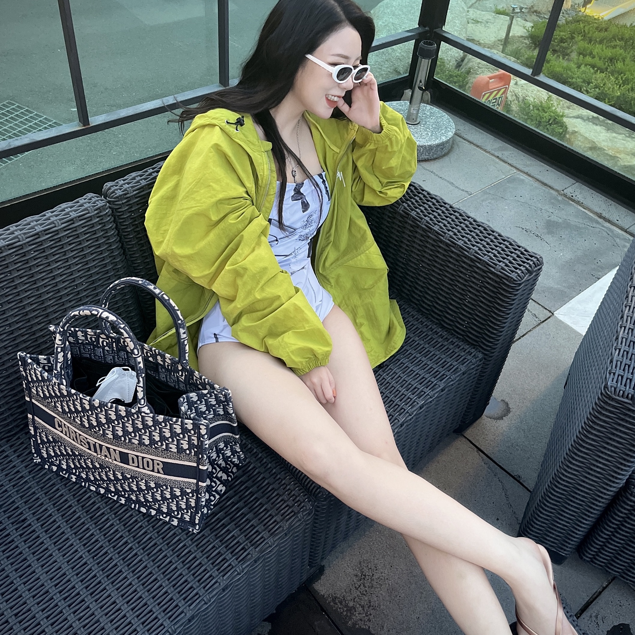 Dior Small Book Tote Blue Dior Oblique Embroidery, Stussy Wave Dye Beach Shell Jacket Slime 착용 스타일 - 2