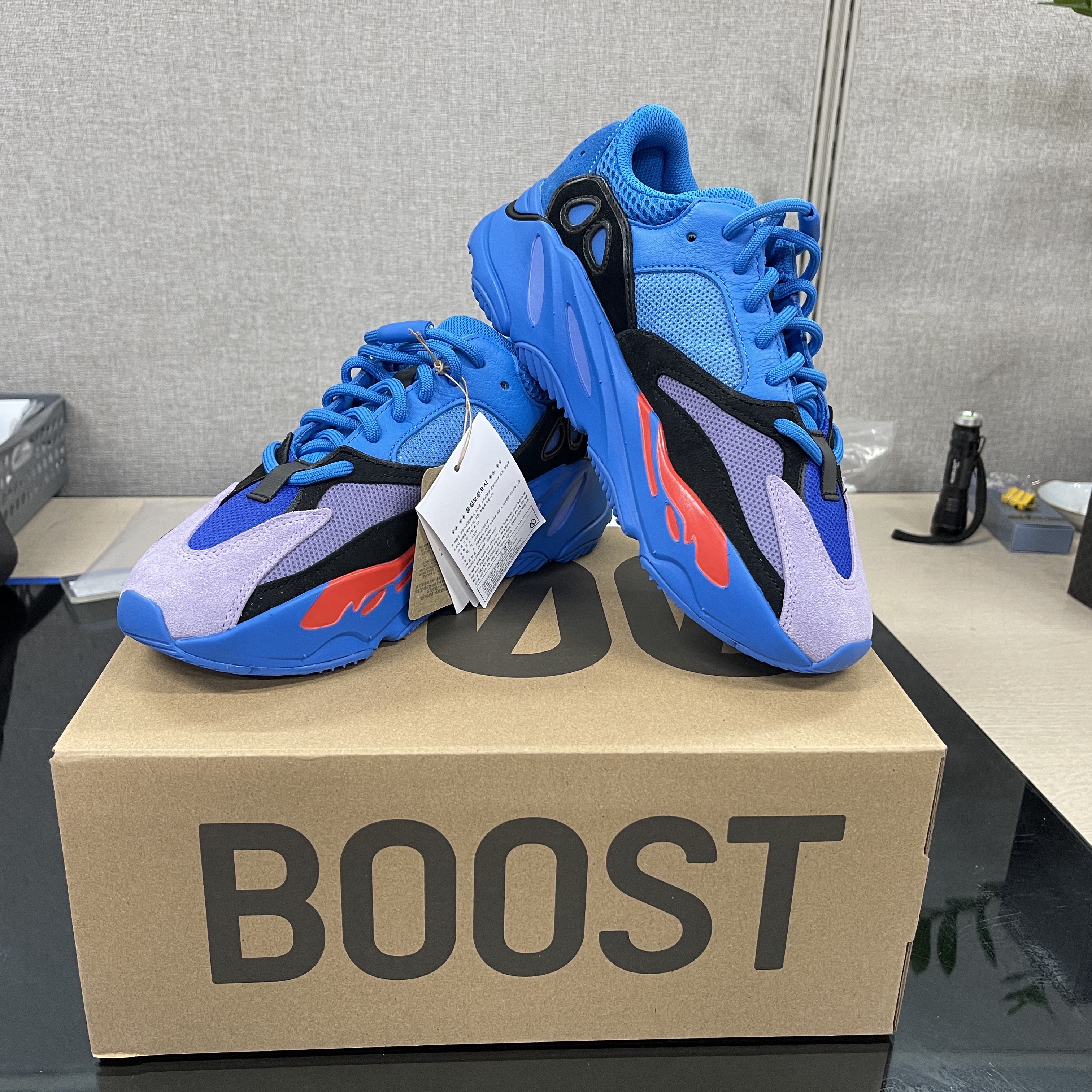 Adidas Yeezy Boost 700 Hi-Res Blue 착용 스타일