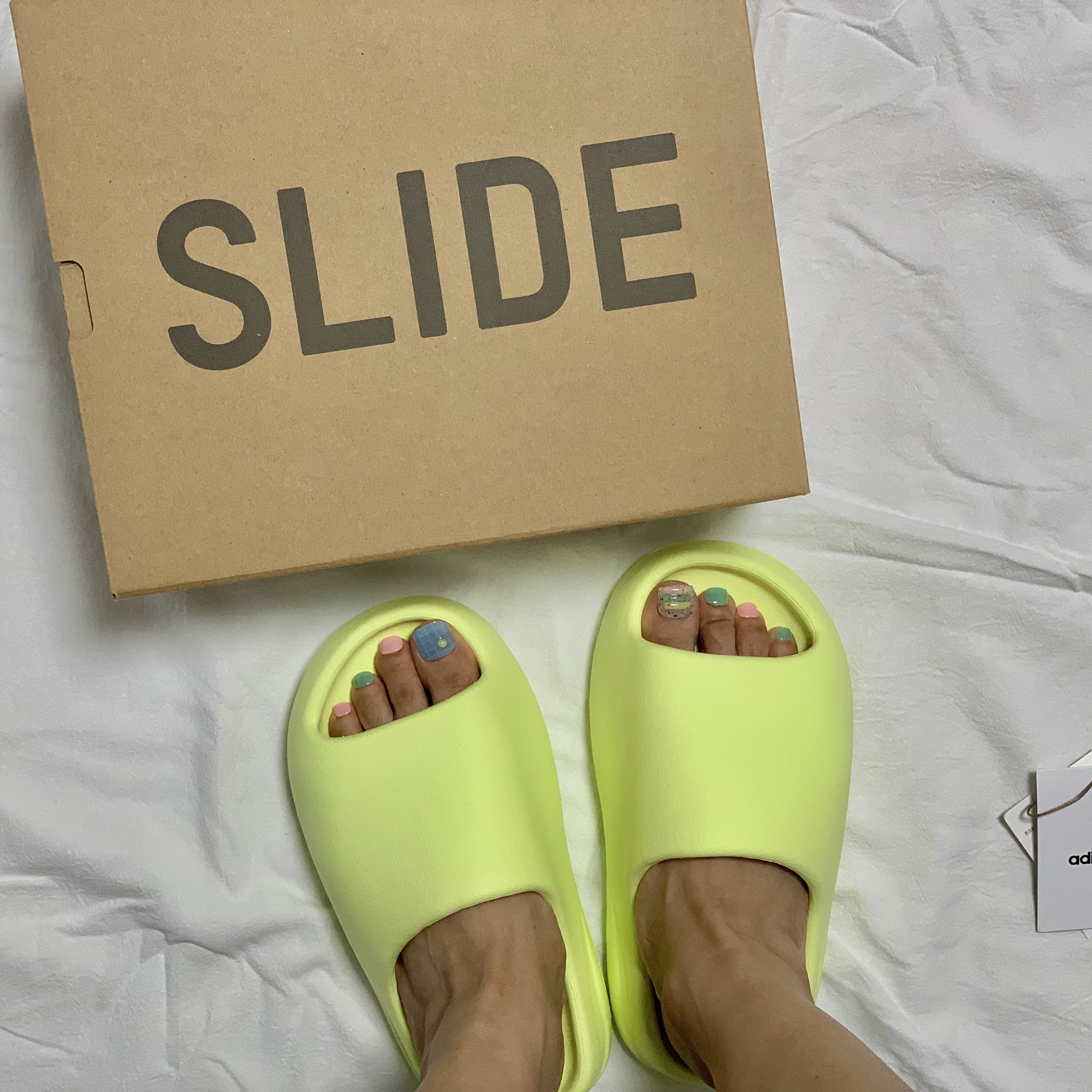 Adidas Yeezy Slide Glow Green 2022/2023 착용 스타일 - 3