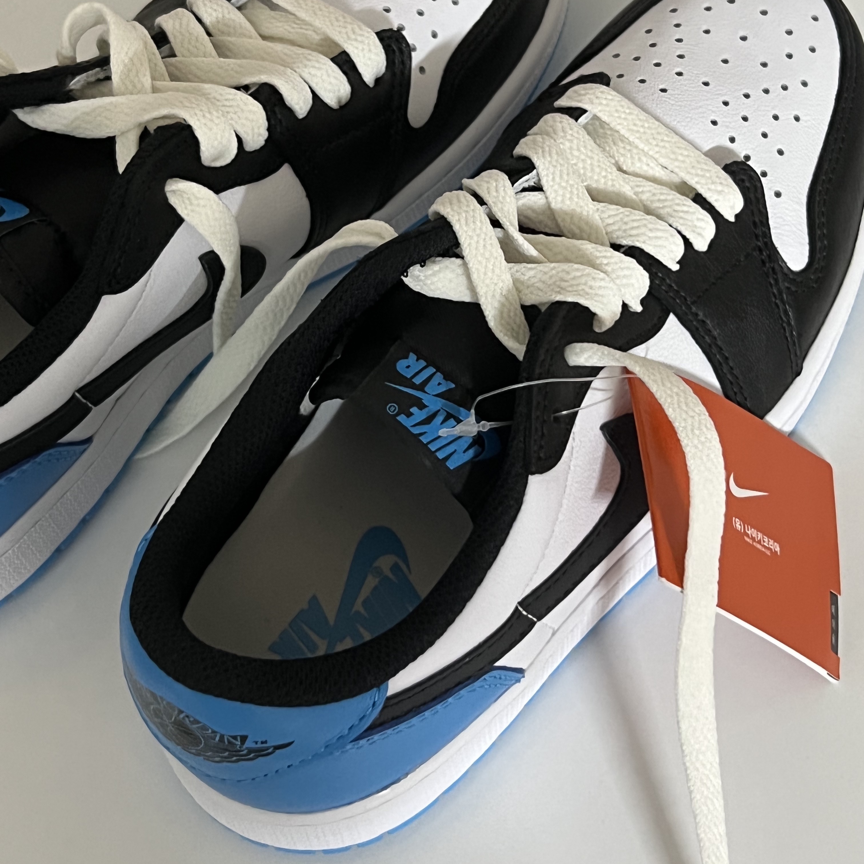 Jordan 1 Retro Low OG Black and Dark Powder Blue 착용 스타일