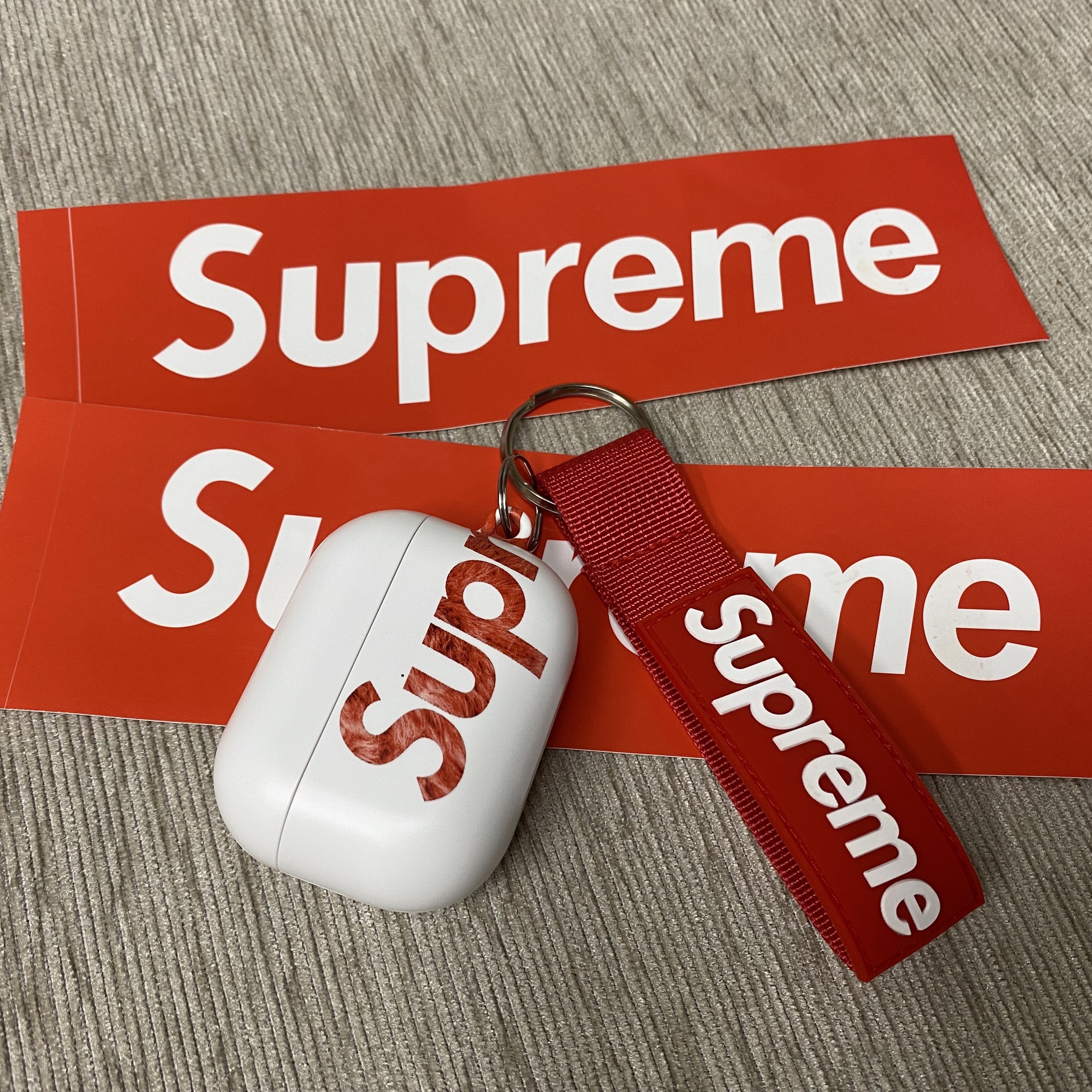 Supreme Webbing Keychain Red - 20FW, Apple AirPods Pro with MagSafe Charging Case (Korean Ver.) 착용 스타일