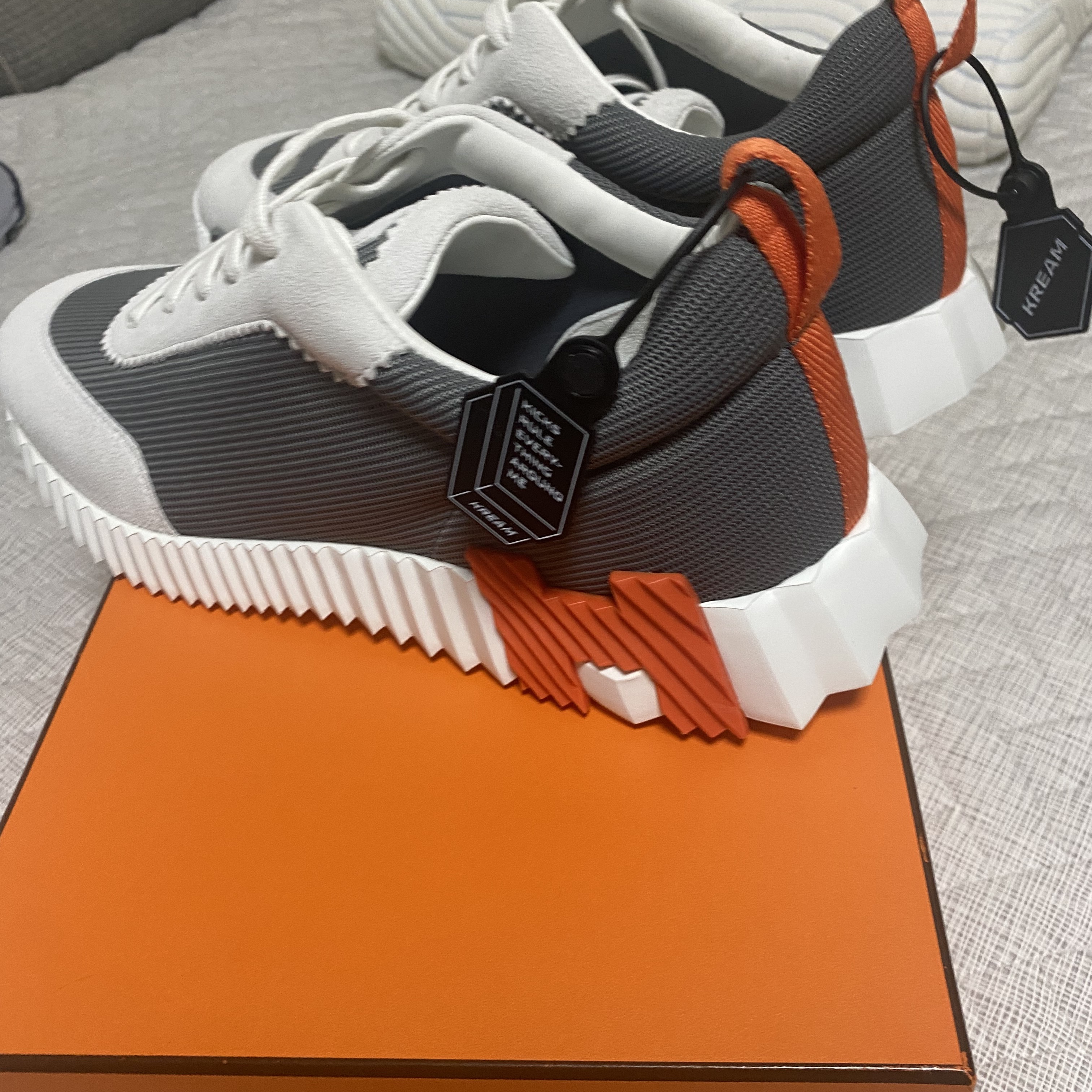 Hermes Bouncing Sneakers Canvas Suede Goatskin & Multicolore Gris Fonce 착용 스타일