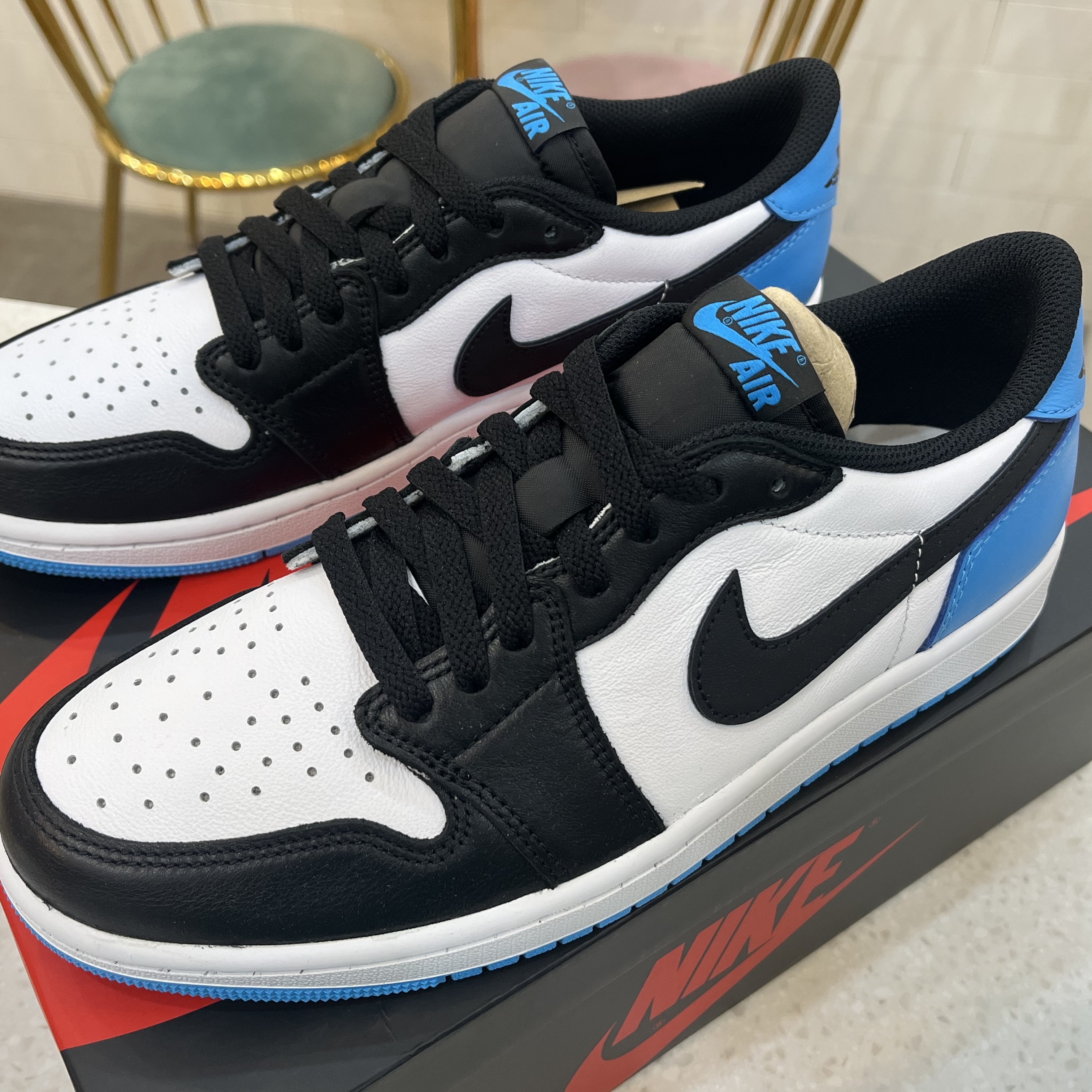 Jordan 1 Retro Low OG Black and Dark Powder Blue 착용 스타일