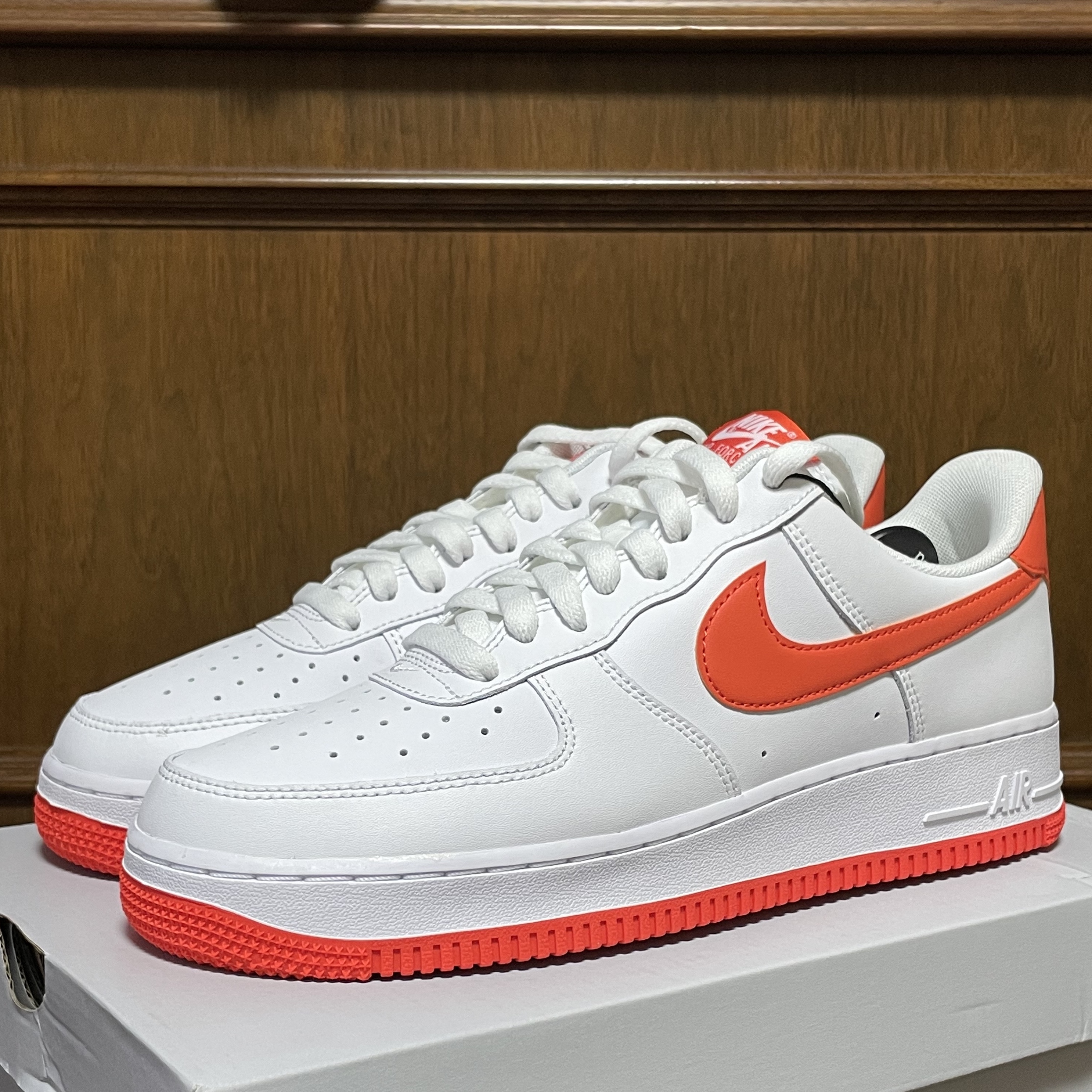 Nike Air Force 1 '07 Low White Team Orange 착용 스타일 - 2