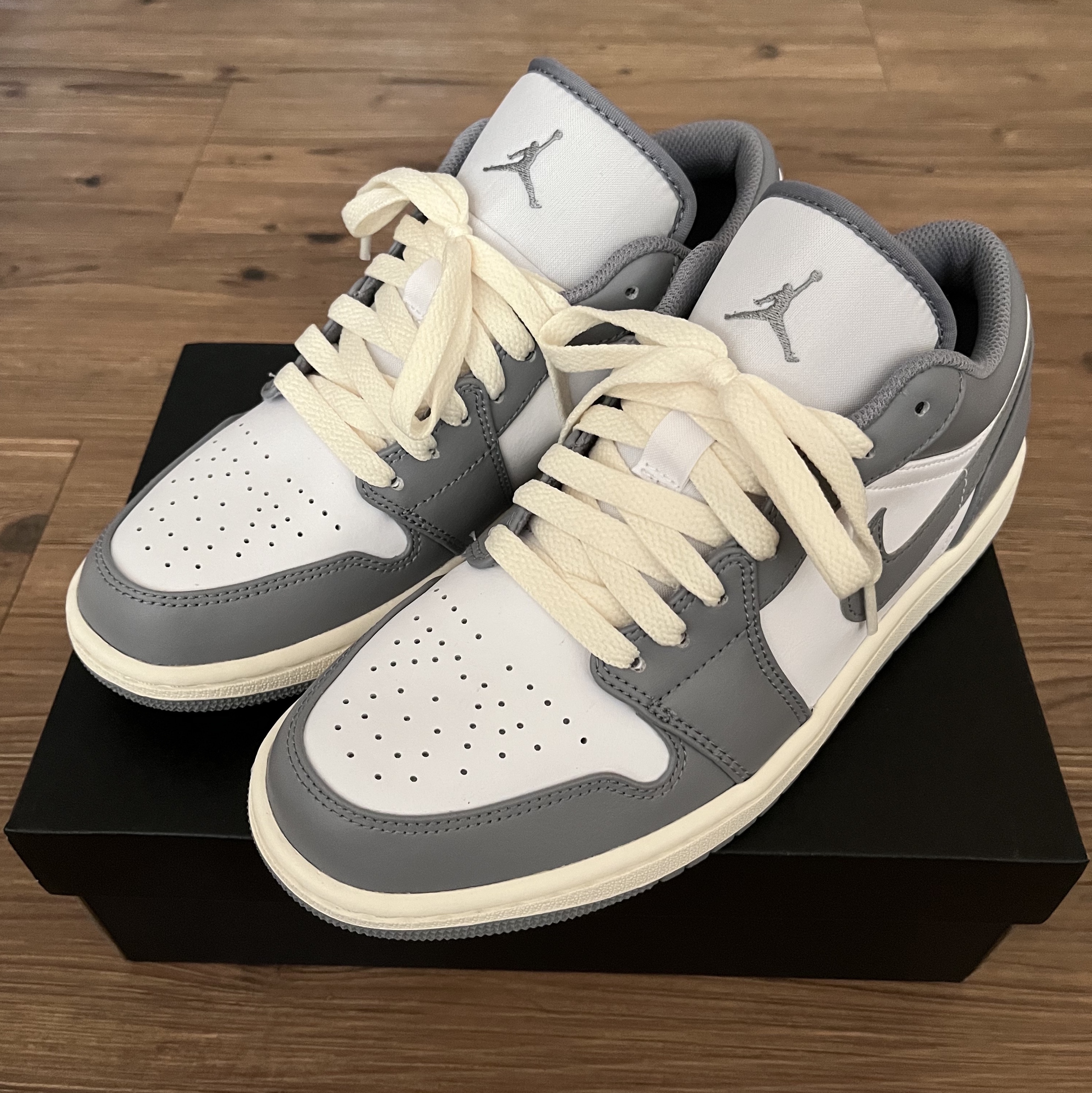 Jordan 1 Low Stealth and White 착용 스타일