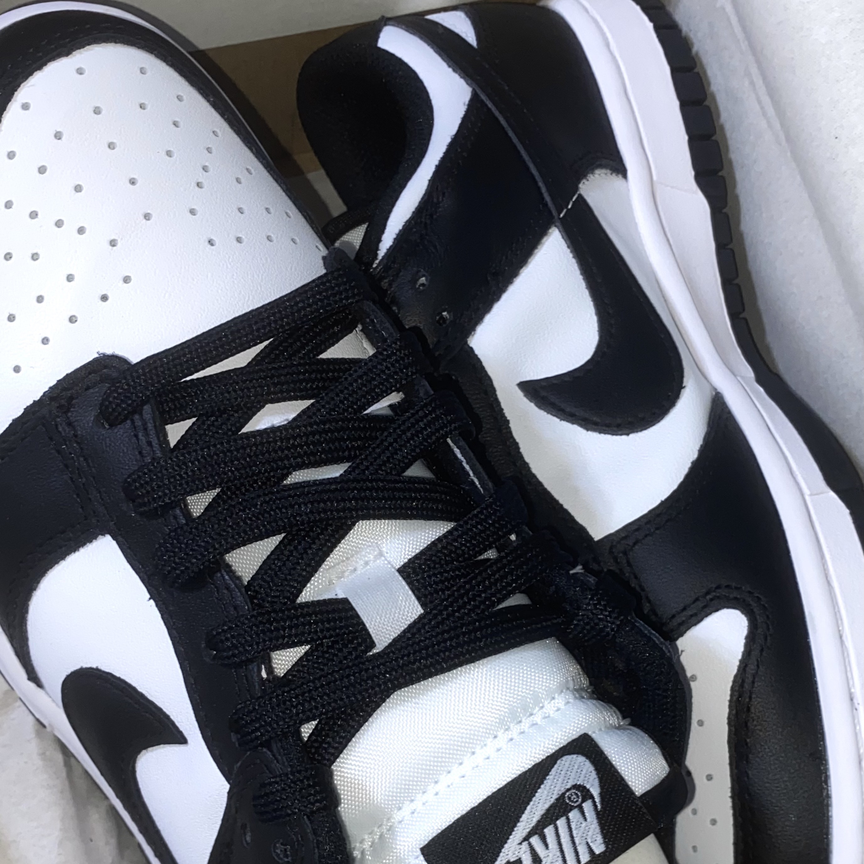 (W) Nike Dunk Low Black 착용 스타일 - 1