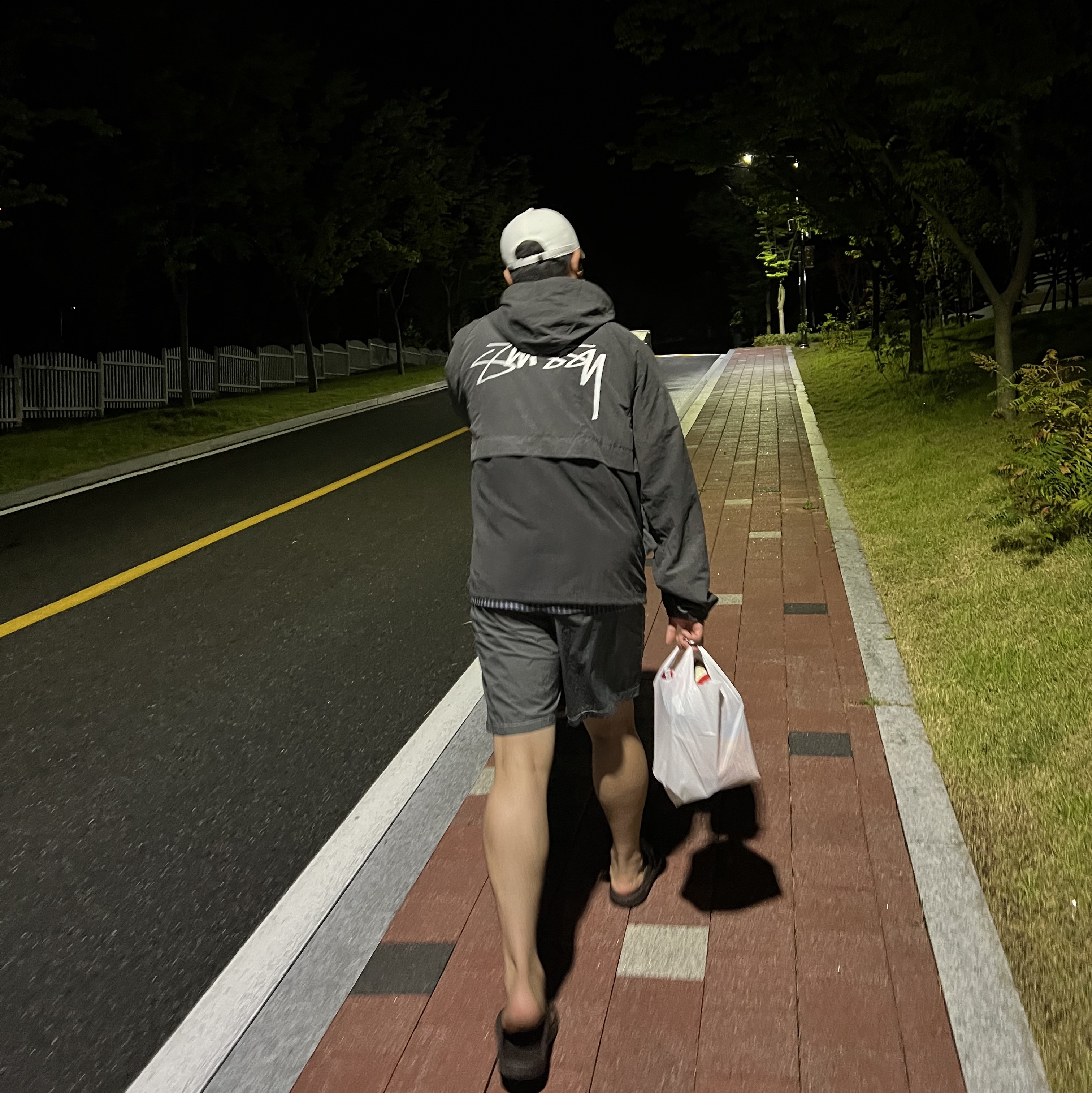 Stussy Wave Dye Beach Shell Jacket Black 착용 스타일 - 2