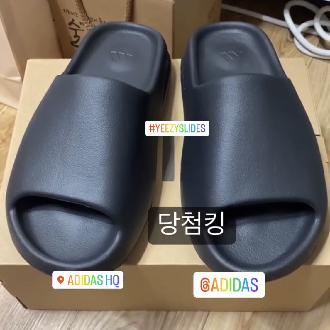 Adidas Yeezy Slide Onyx 착용 스타일