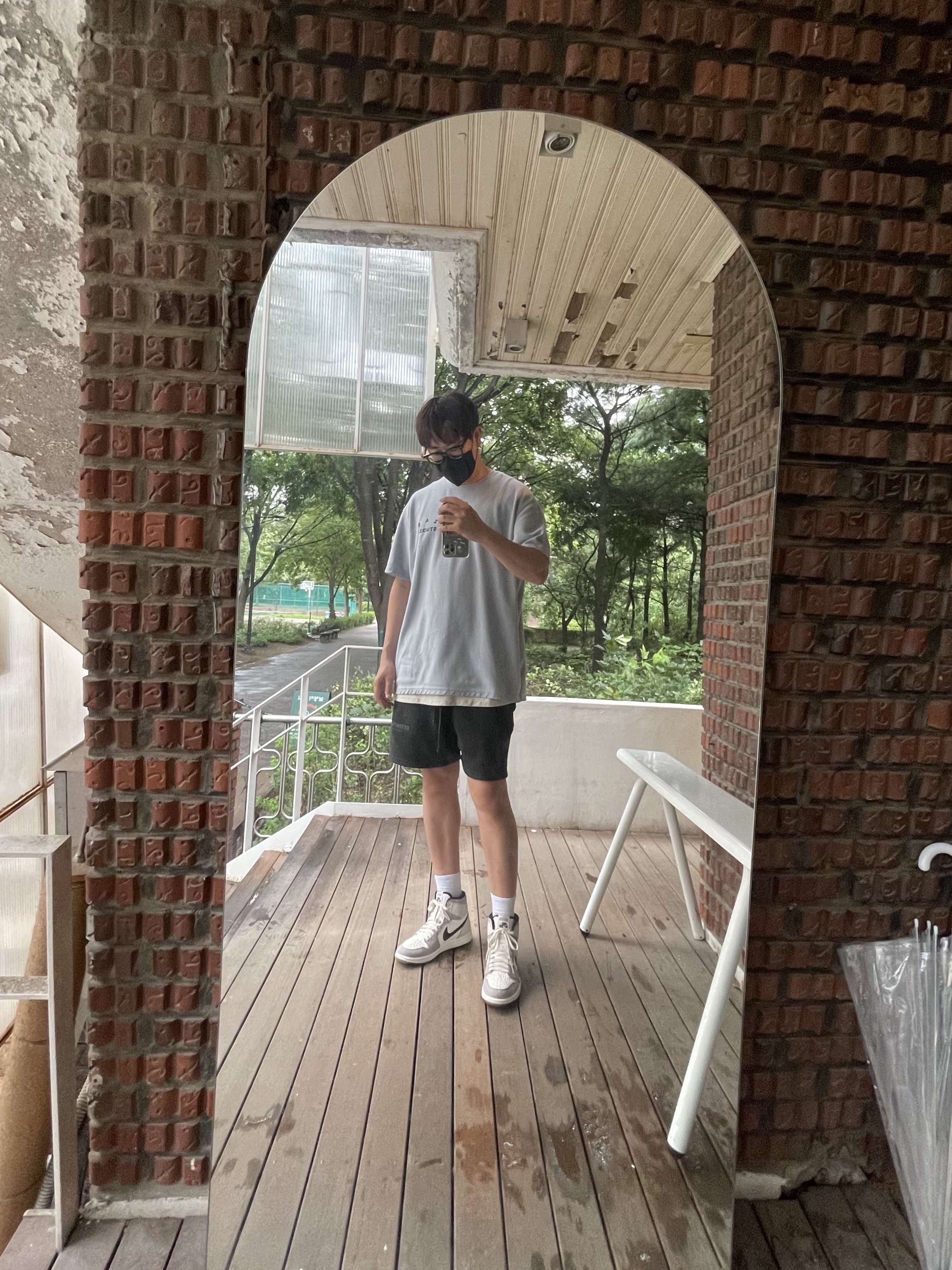 IAB Studio T-Shirt Ash Blue - 21SS, Essentials Fleece Shorts Weathered Black - 20FW 착용 스타일 - 1