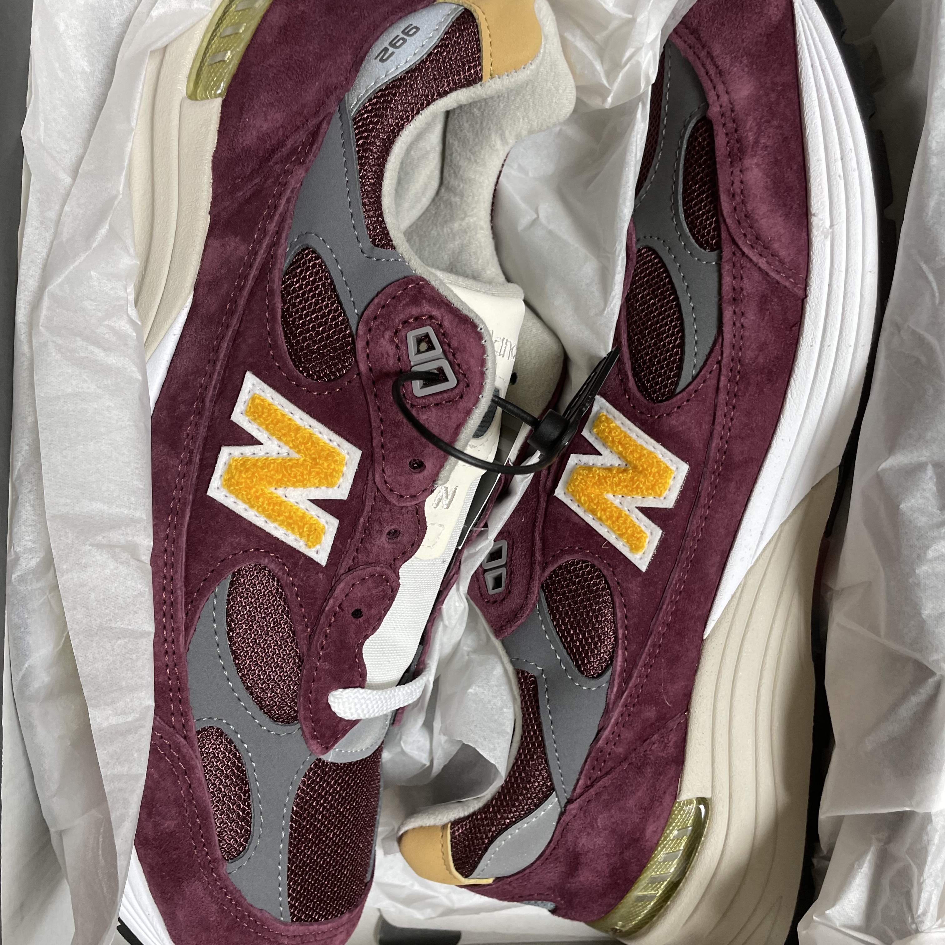 New Balance 992 Made in USA Burgundy Gold 착용 스타일