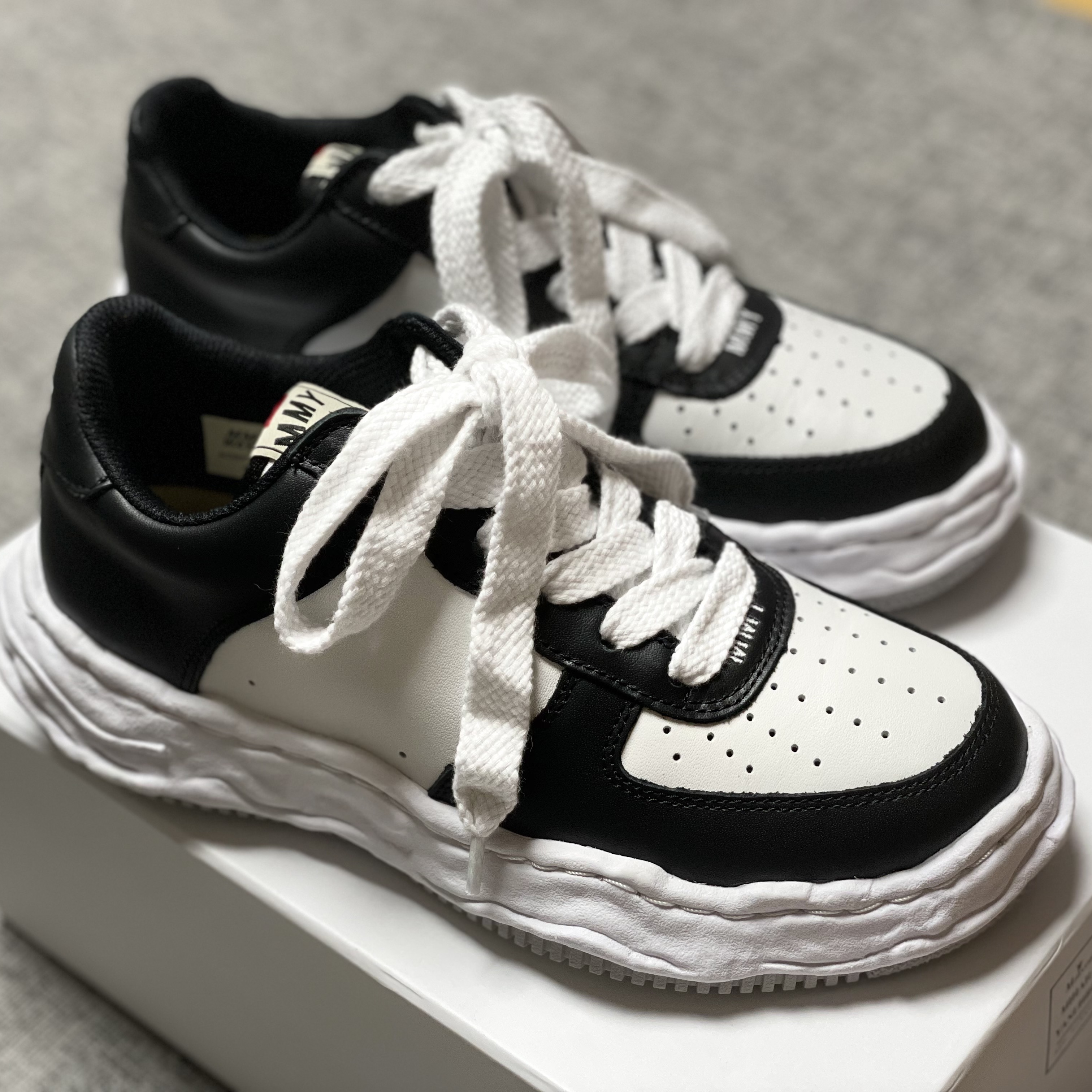 Maison Mihara Yasuhiro Wayne OG Sole Leather Low-top Sneakers Black White 착용 스타일 - 1