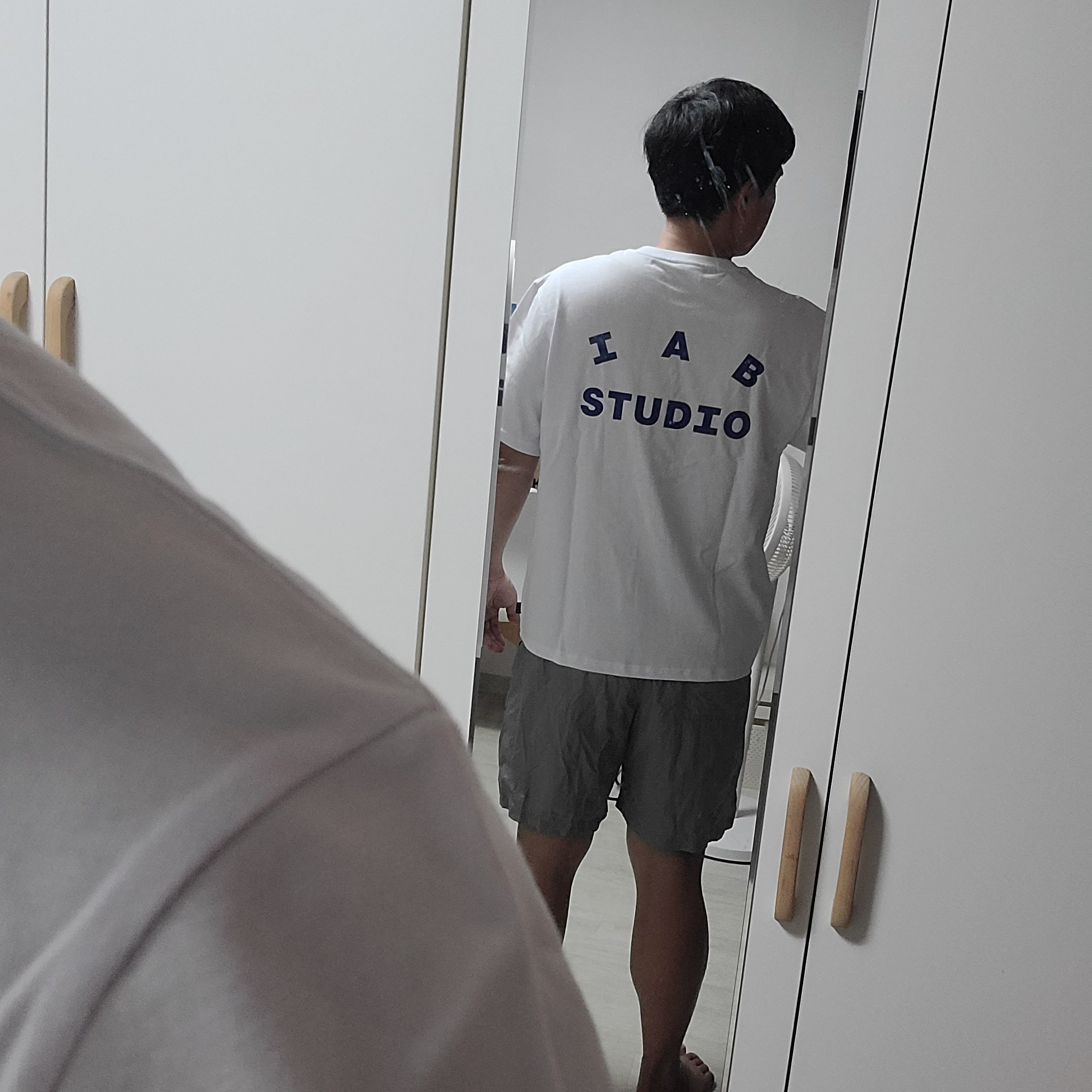 IAB Studio T-Shirt White Navy - 22FW 착용 스타일 - 3