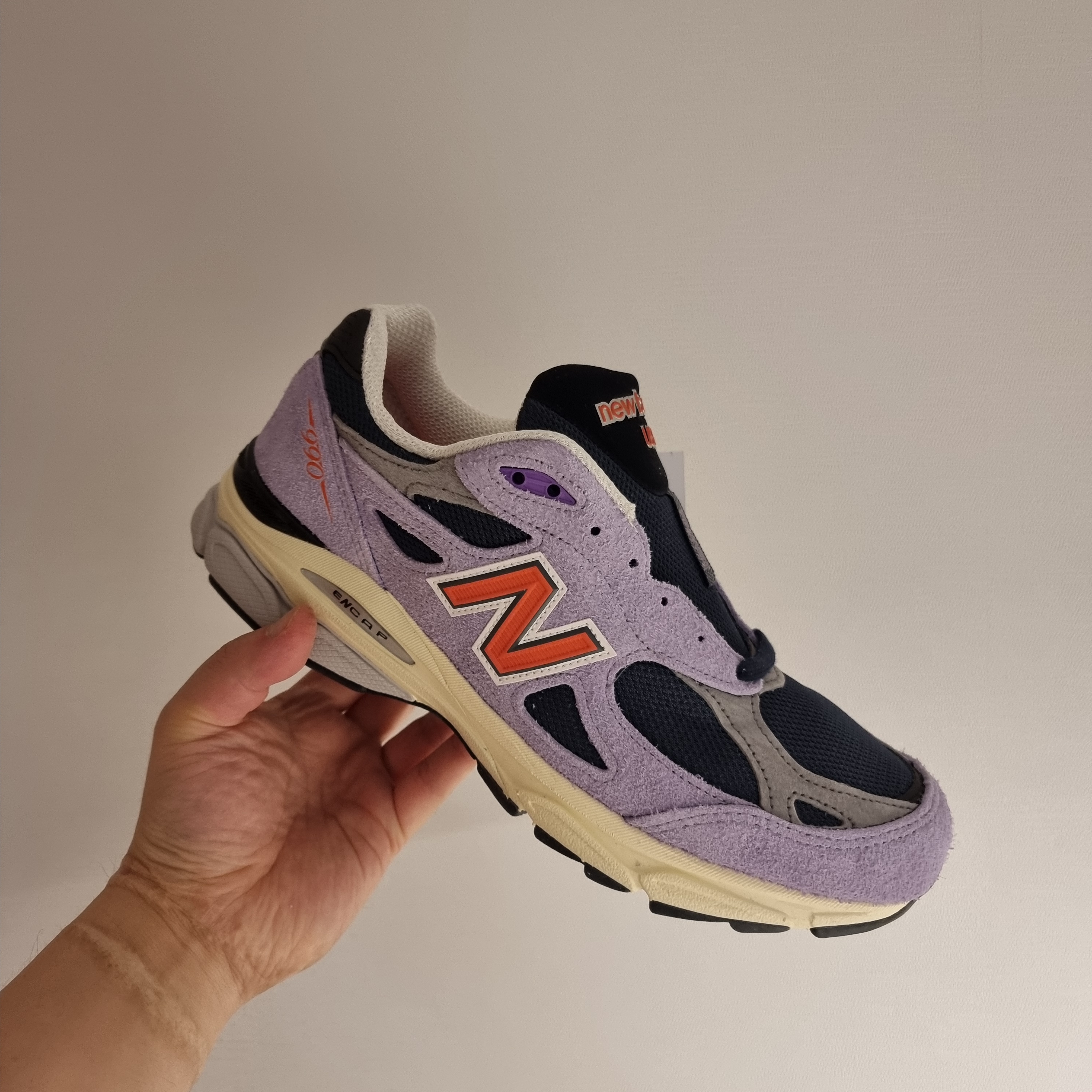 New Balance 990v3 Made in USA Raw Amethyst 착용 스타일 - 1