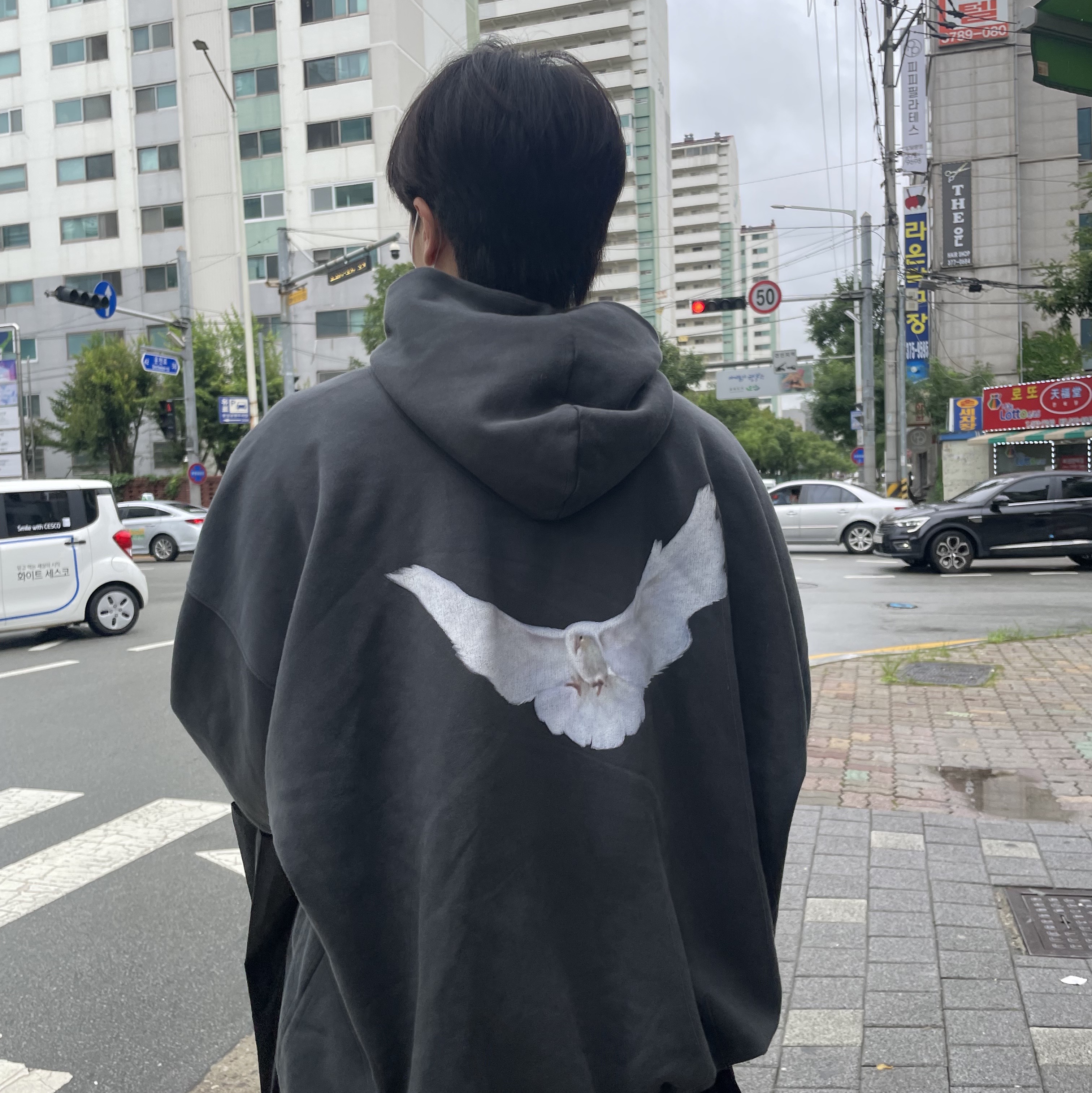 Yeezy Gap Engineered By Balenciaga Dove Hoodie Black, Balenciaga x Crocs Rubber Boot Black 착용 스타일 - 3