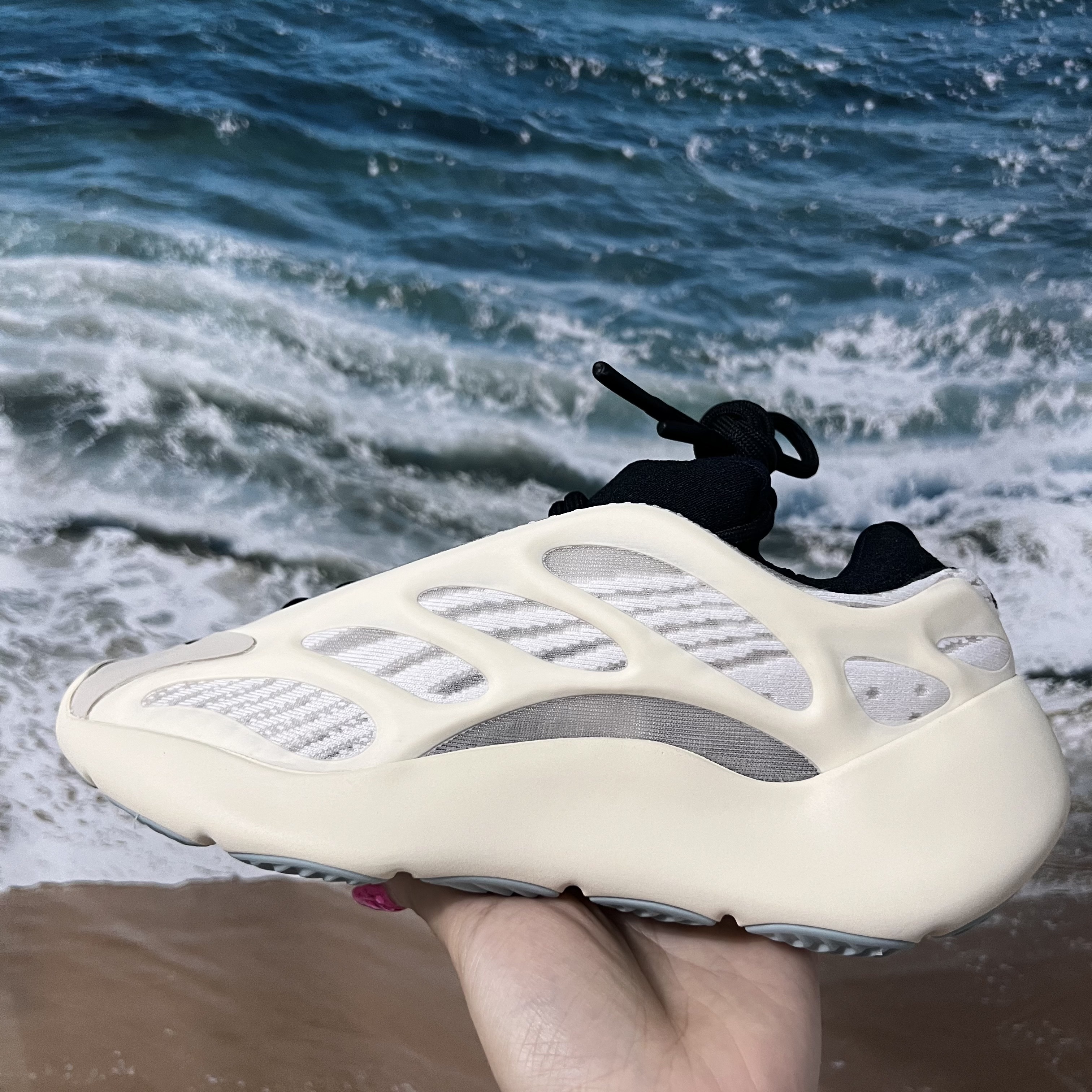 Adidas Yeezy 700 V3 Azael 2022/2023, Adidas Yeezy Boost 350 V2 Core Black Red 2022/2023 착용 스타일 - 1