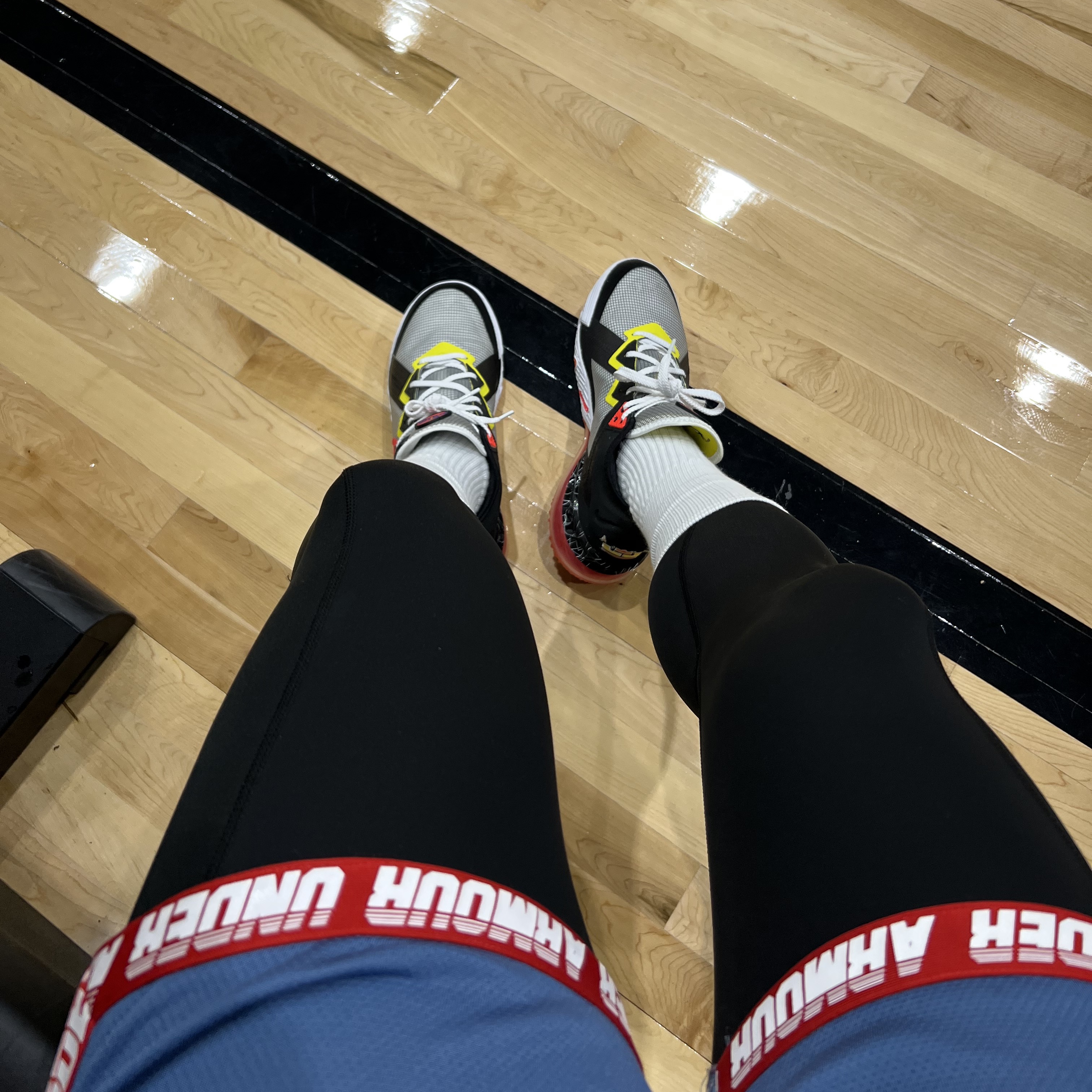 Nike LeBron 18 Low Sylvester vs Tweety 착용 스타일