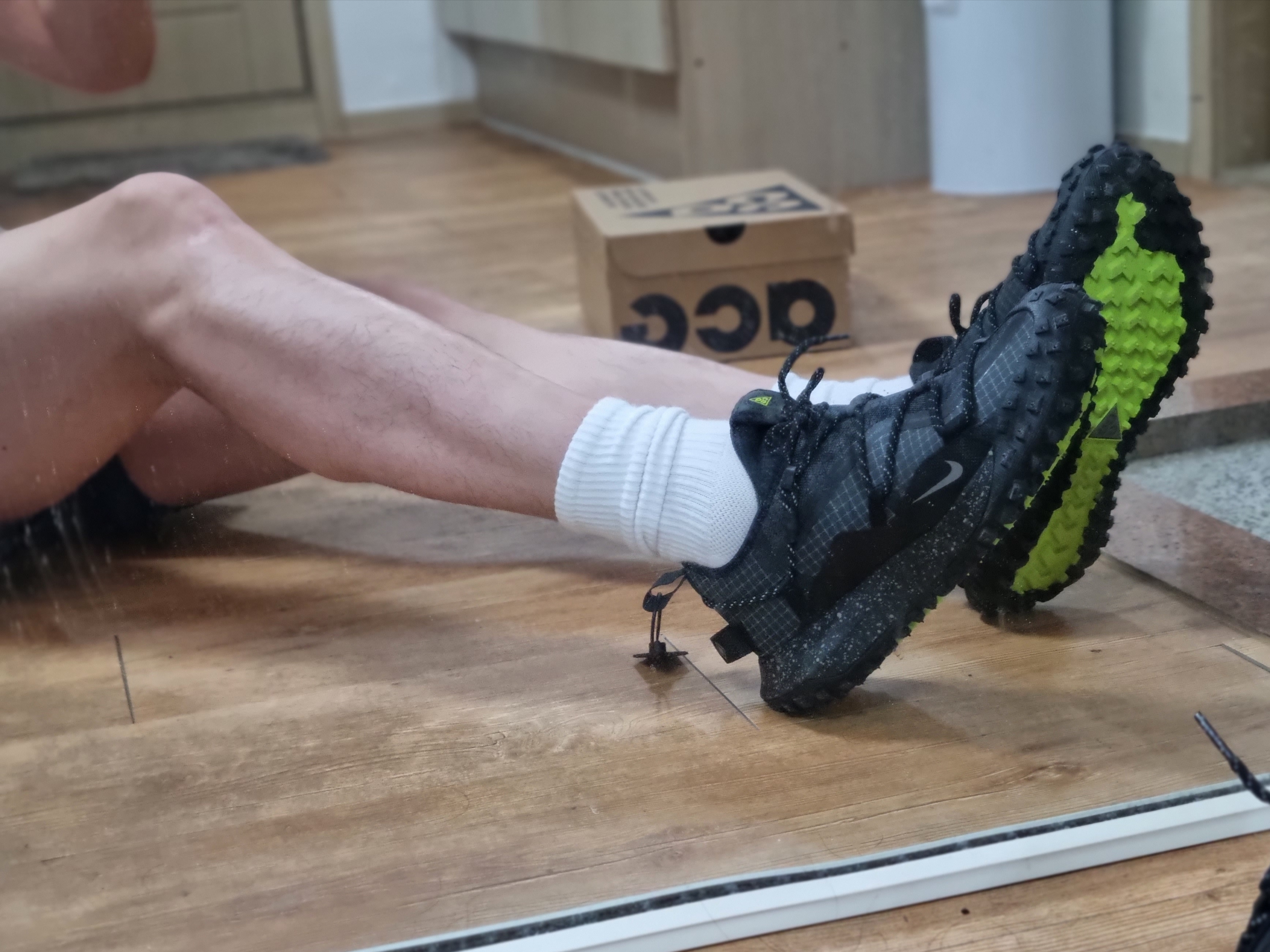 Nike ACG Mountain Fly Low Gore-Tex SE Dark Smoke Grey 착용 스타일 - 1