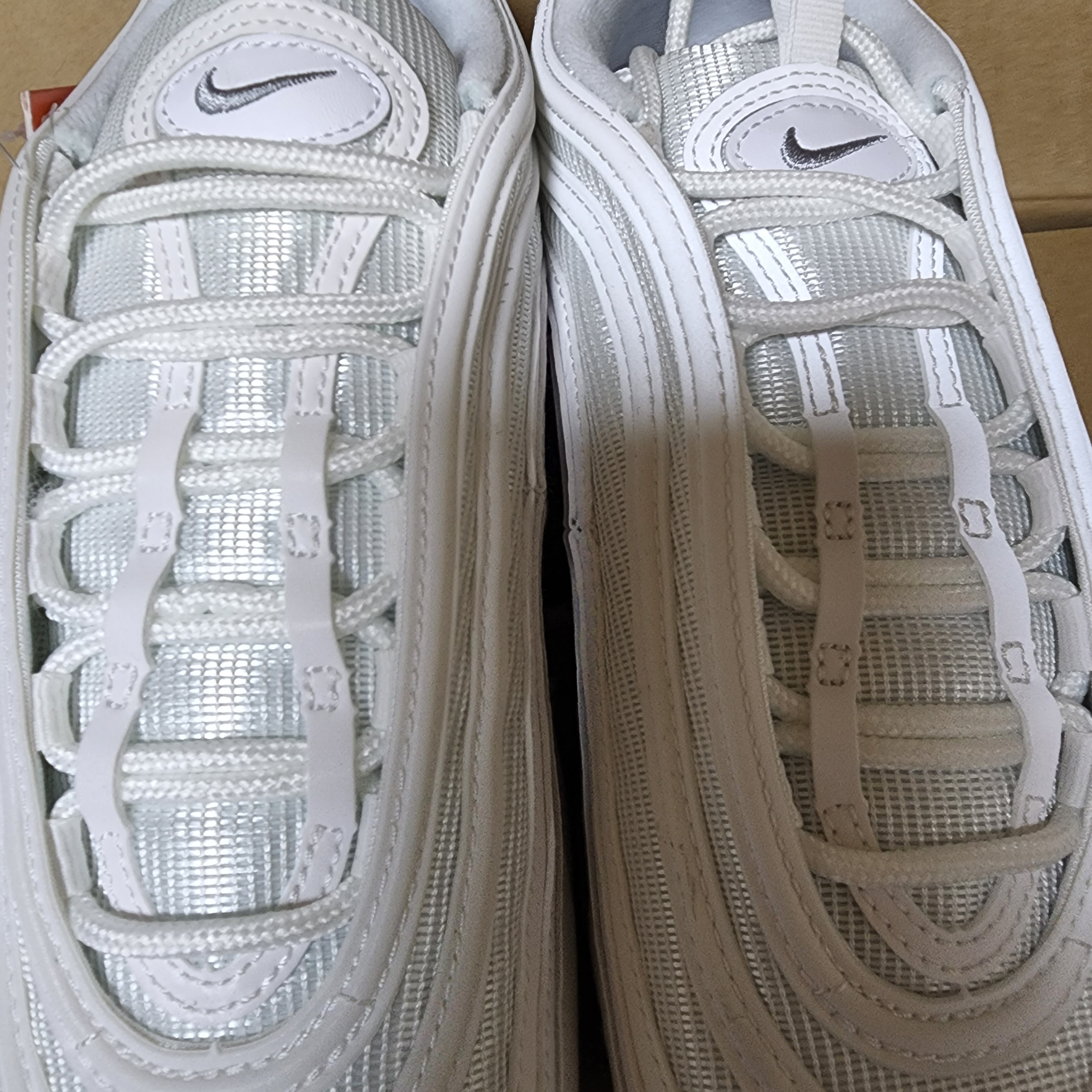 Nike Air Max 97 Triple White Wolf Grey 착용 스타일 - 2