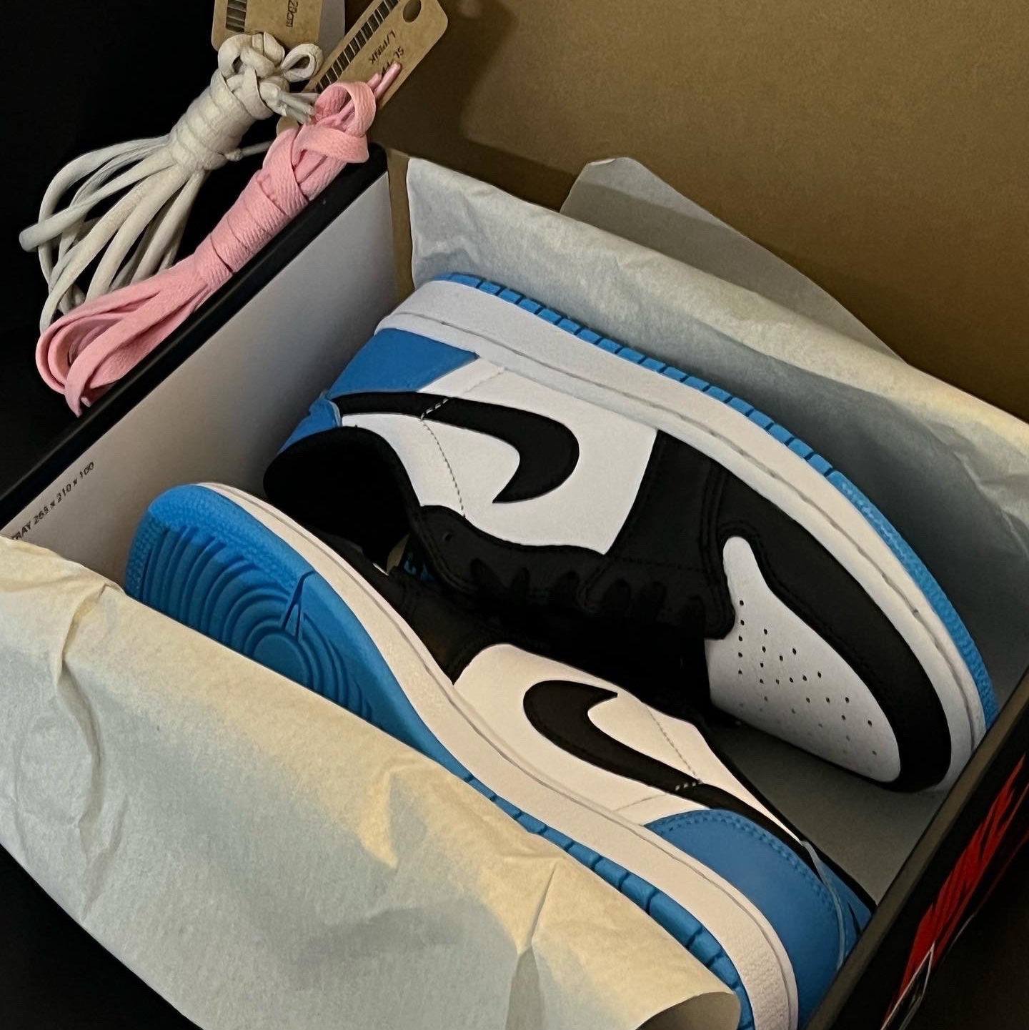 (W) Jordan 1 Retro Low OG Black and Dark Powder Blue 착용 스타일 - 1