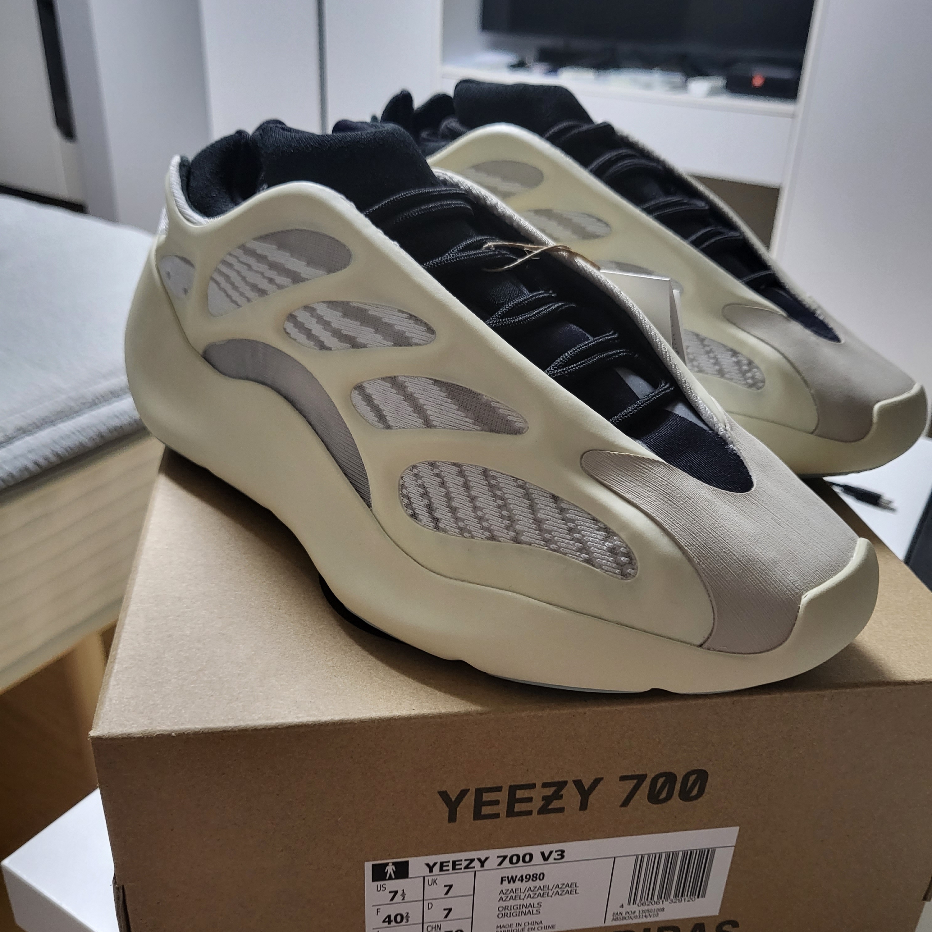 Adidas Yeezy 700 V3 Azael 2022/2023 착용 스타일