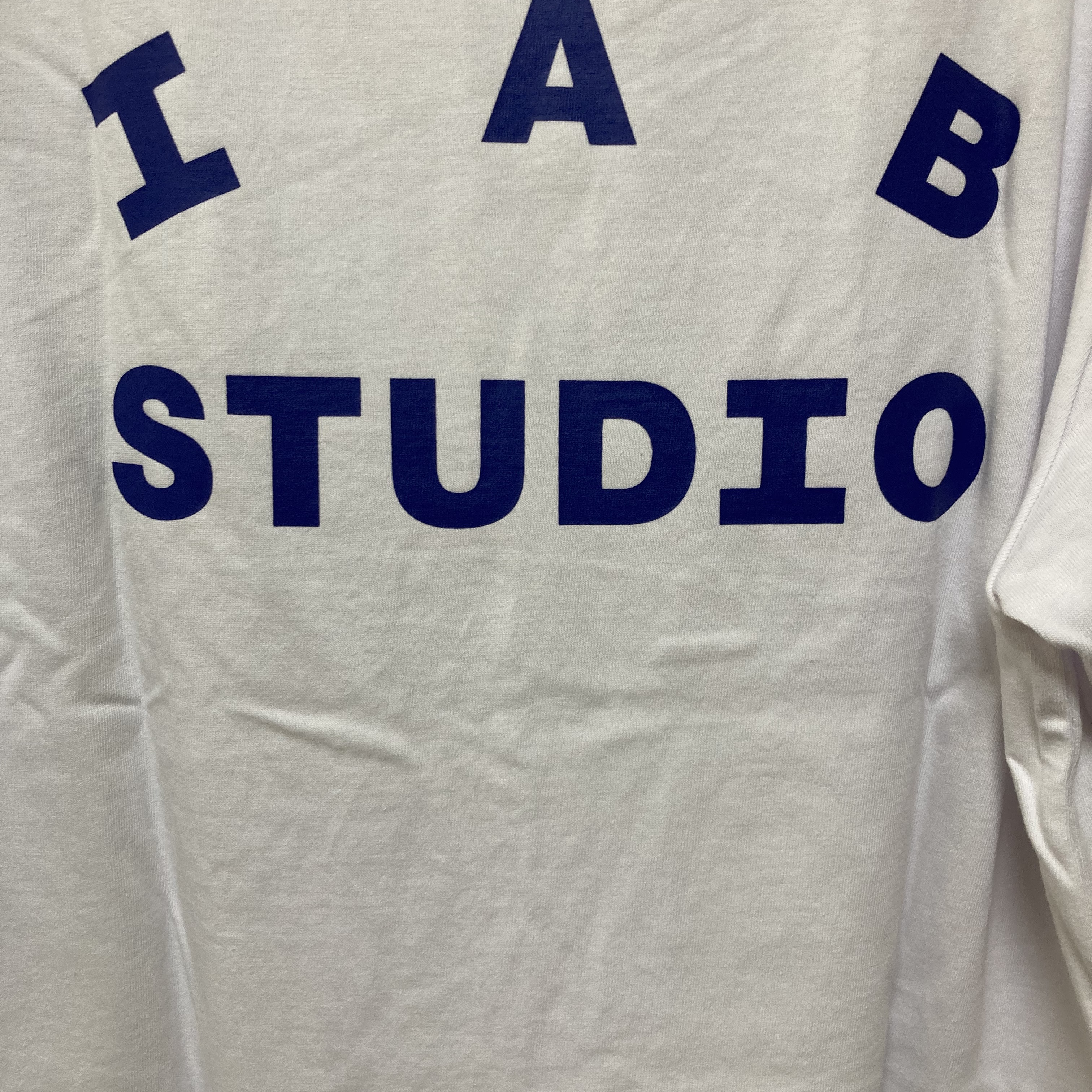 IAB Studio T-Shirt White Navy - 22FW 착용 스타일
