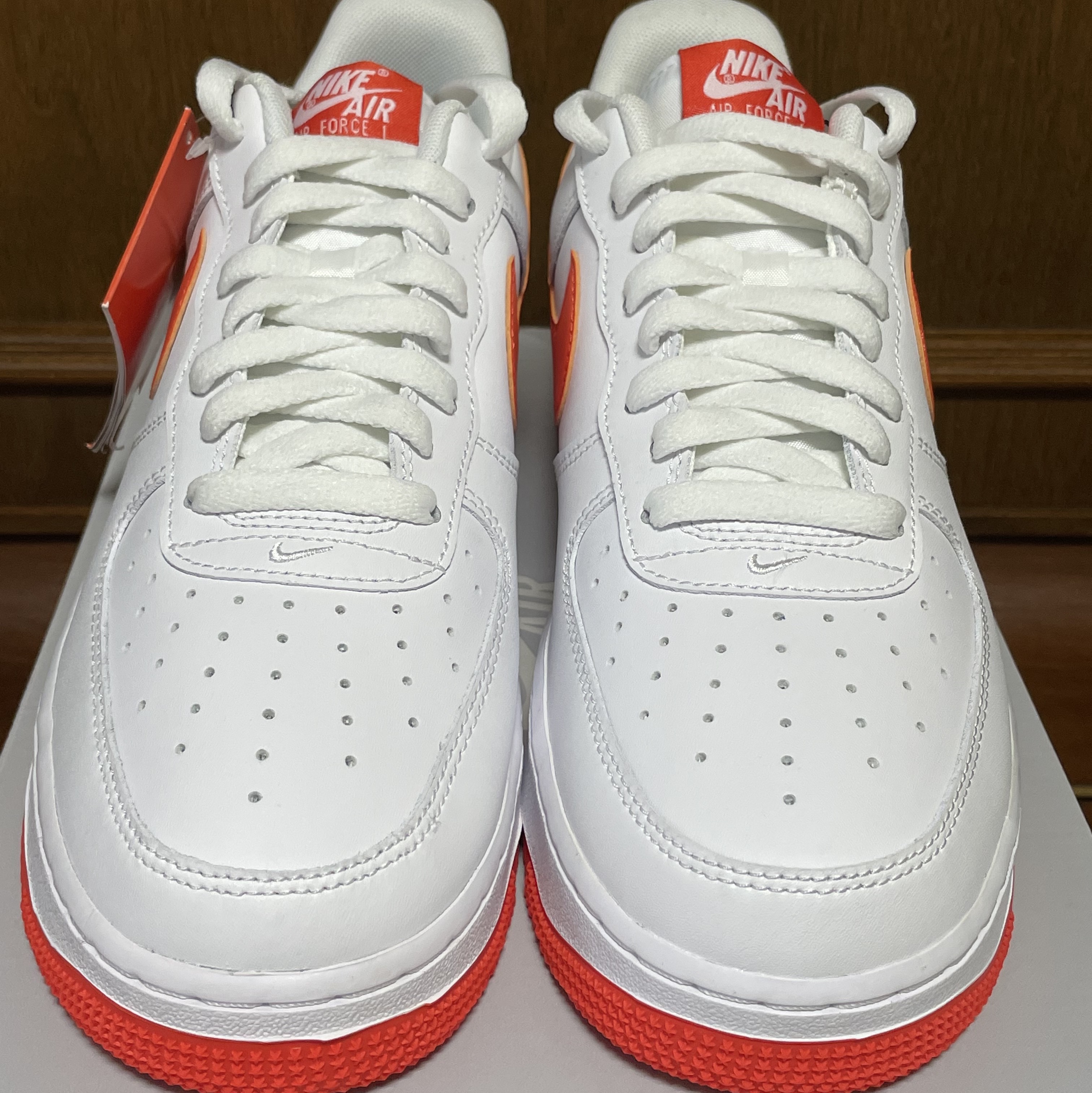 Nike Air Force 1 '07 Low White Team Orange 착용 스타일 - 3