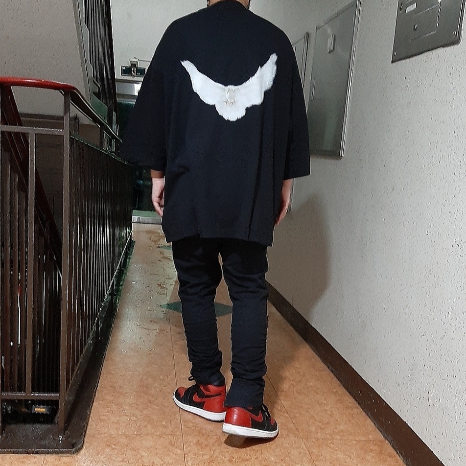 Yeezy Gap Engineered By Balenciaga Dove 3/4 Sleeve T-Shirt Black, Jordan 1 Retro High OG Bred Banned 2016 착용 스타일