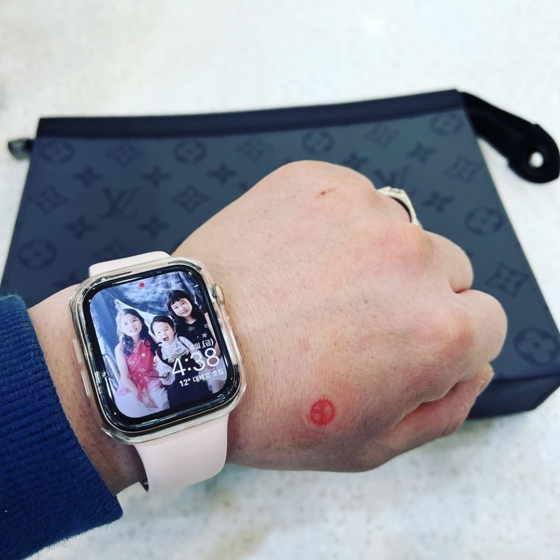 Louis Vuitton Pochette Voyage MM Monogram Eclipse Reverse 착용 스타일