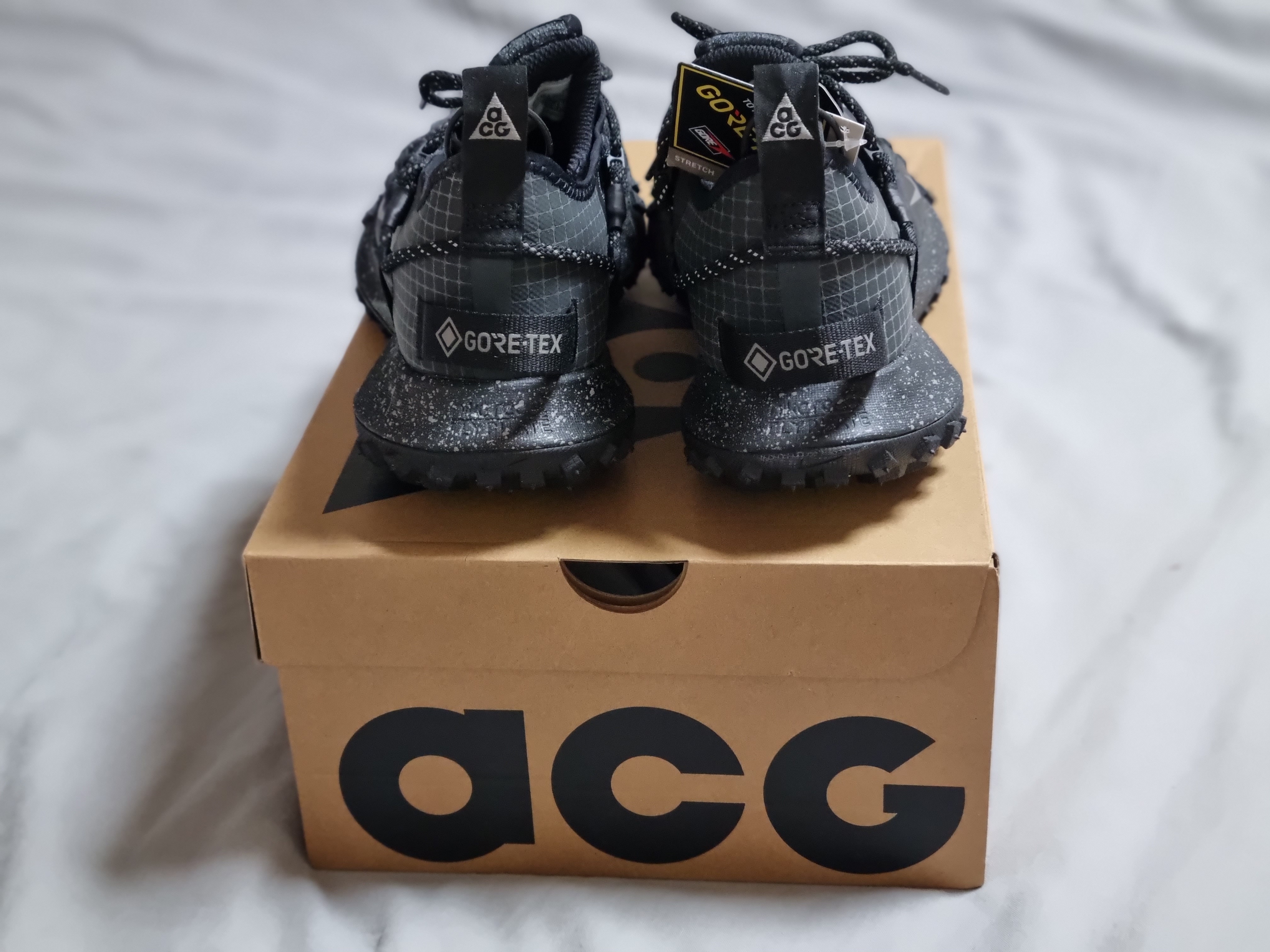 Nike ACG Mountain Fly Low Gore-Tex SE Dark Smoke Grey 착용 스타일 - 3