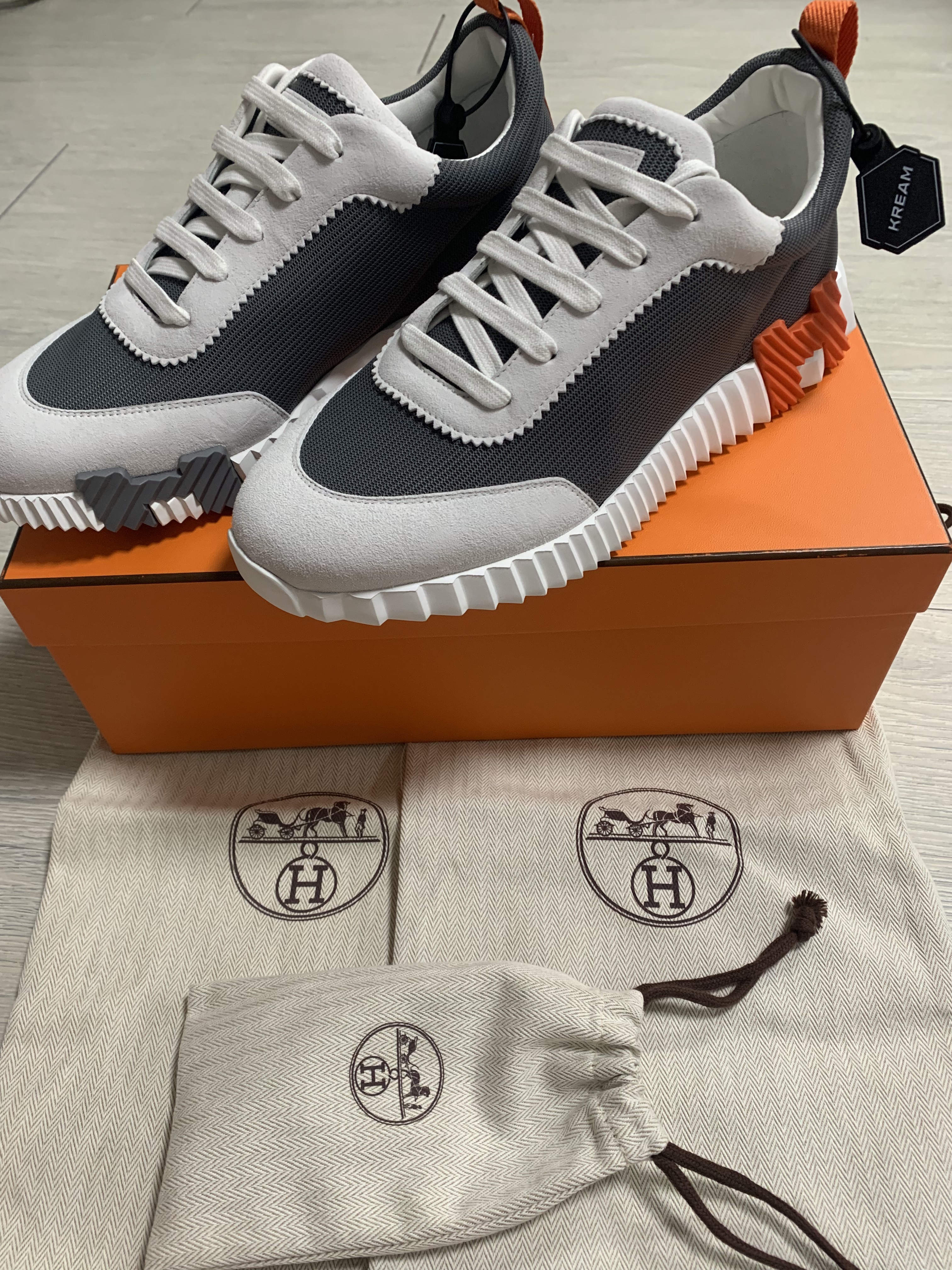 Hermes Bouncing Sneakers Canvas Suede Goatskin & Multicolore Gris Fonce 착용 스타일