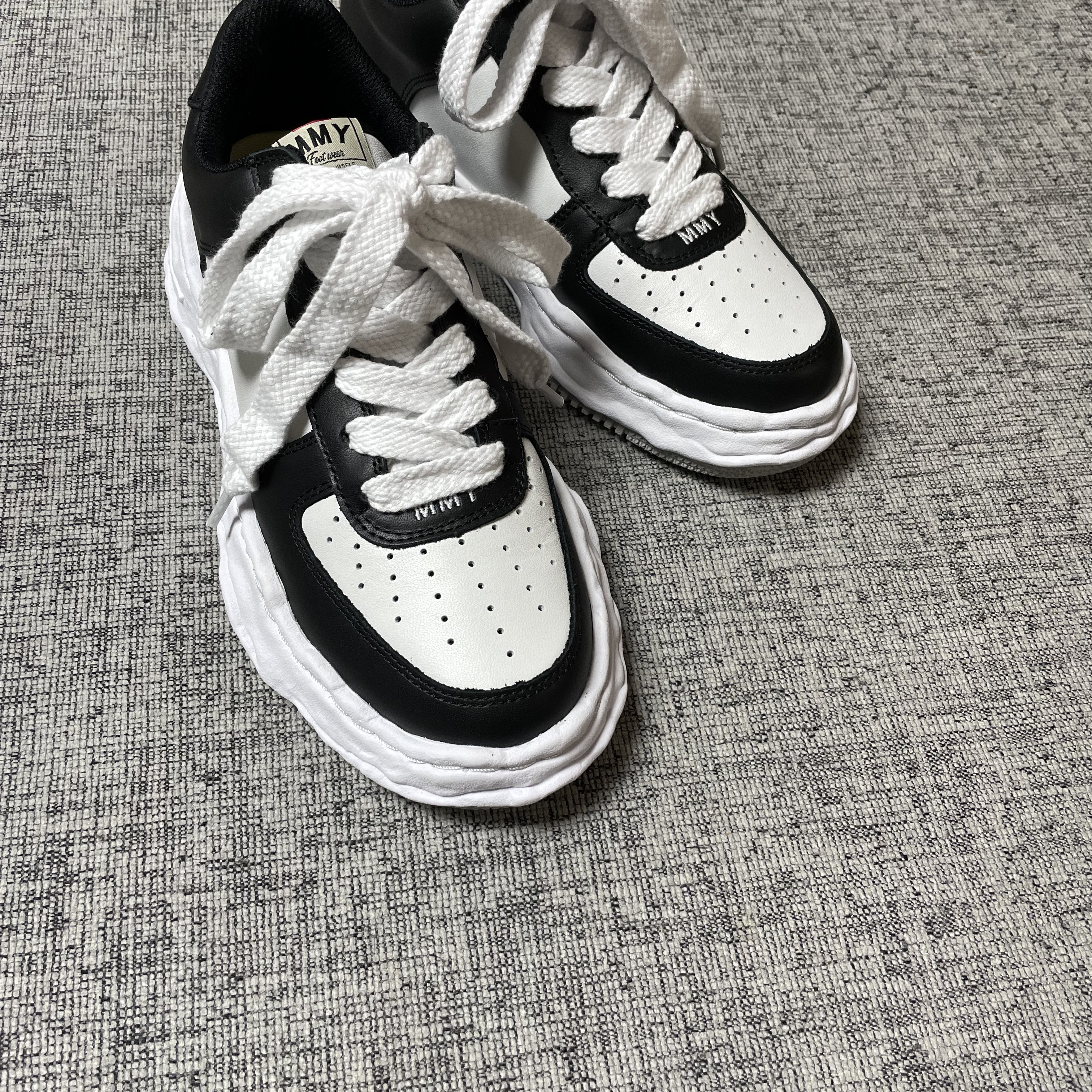 Maison Mihara Yasuhiro Wayne OG Sole Leather Low-top Sneakers Black White 착용 스타일 - 4