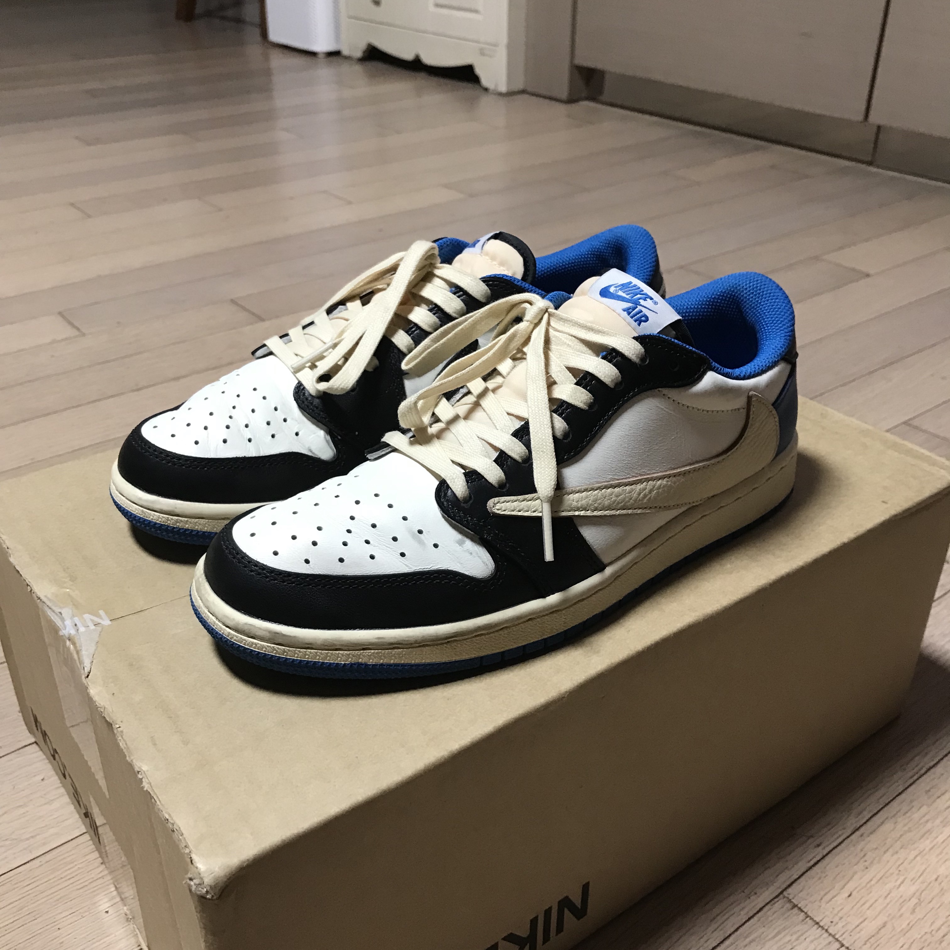 Nike Dunk Low Retro Black, Jordan 1 x Travis Scott x Fragment Retro Low OG SP Military Blue 착용 스타일 - 3