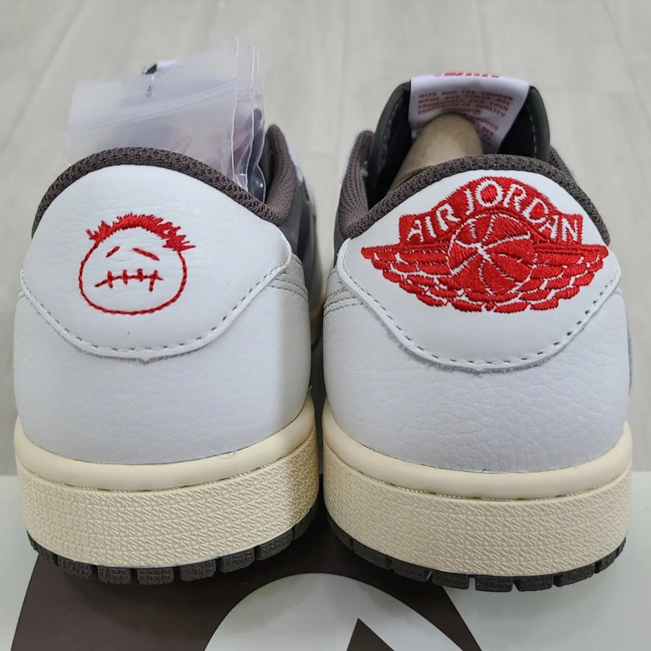 Jordan 1 x Travis Scott Retro Low OG SP Sail and Ridgerock 착용 스타일 - 5