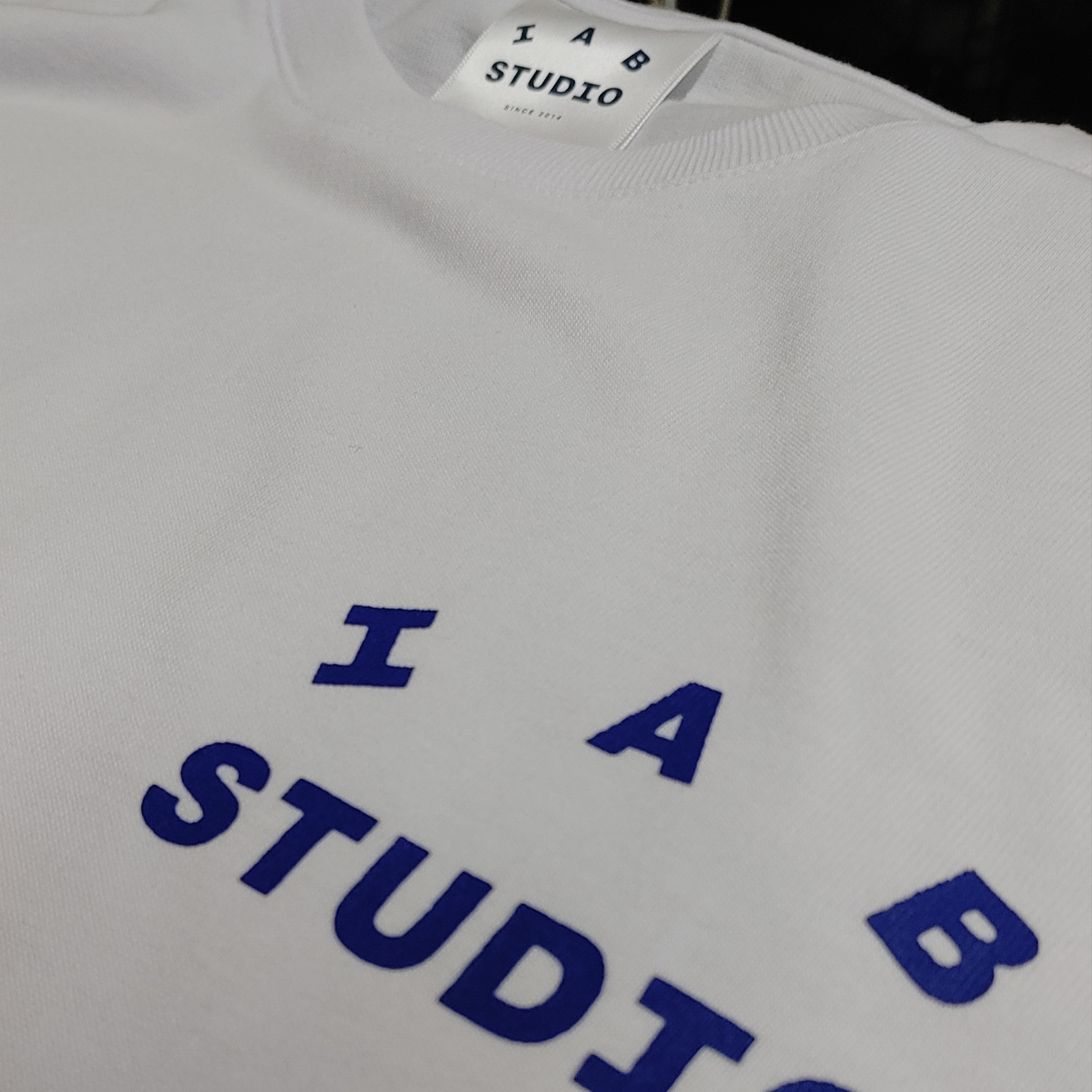 IAB Studio T-Shirt White Navy - 22FW 착용 스타일