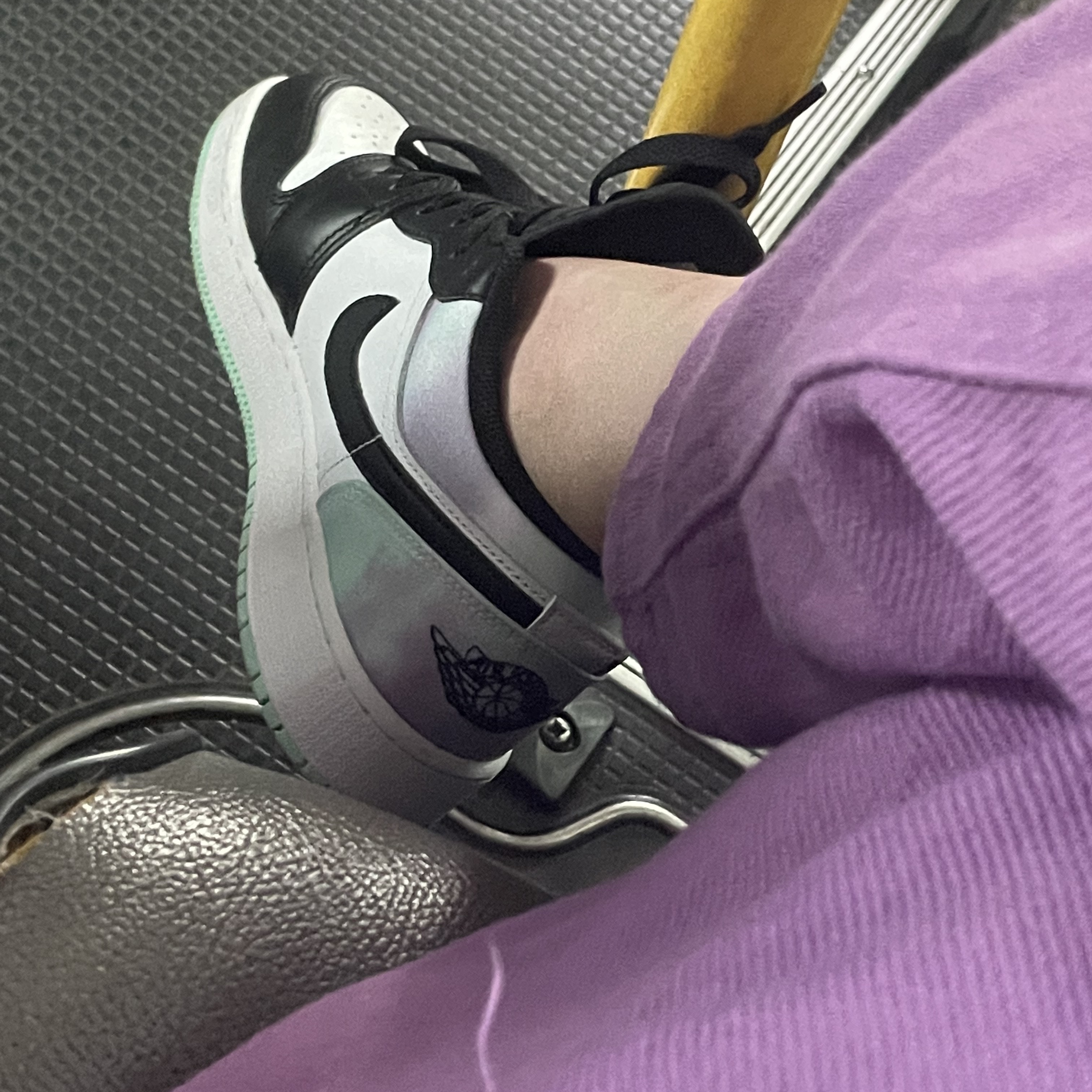 (GS) Jordan 1 Low SE White Black Tie-Dye 착용 스타일