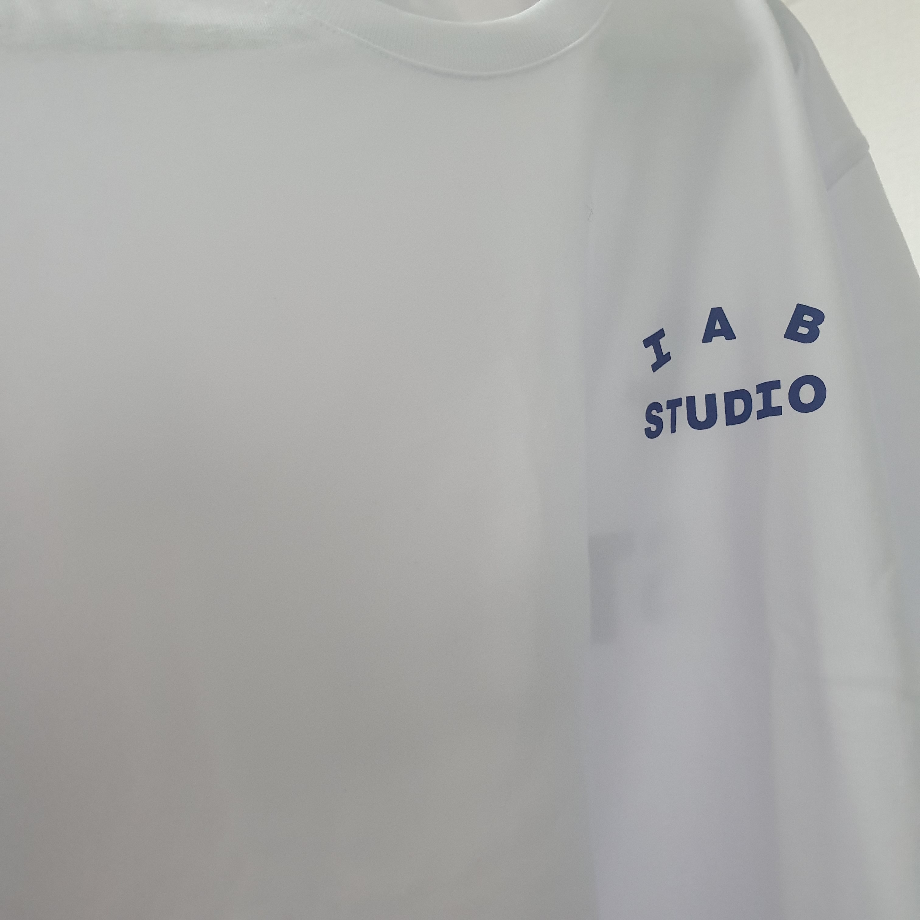 IAB Studio T-Shirt White Navy - 22FW 착용 스타일 - 2
