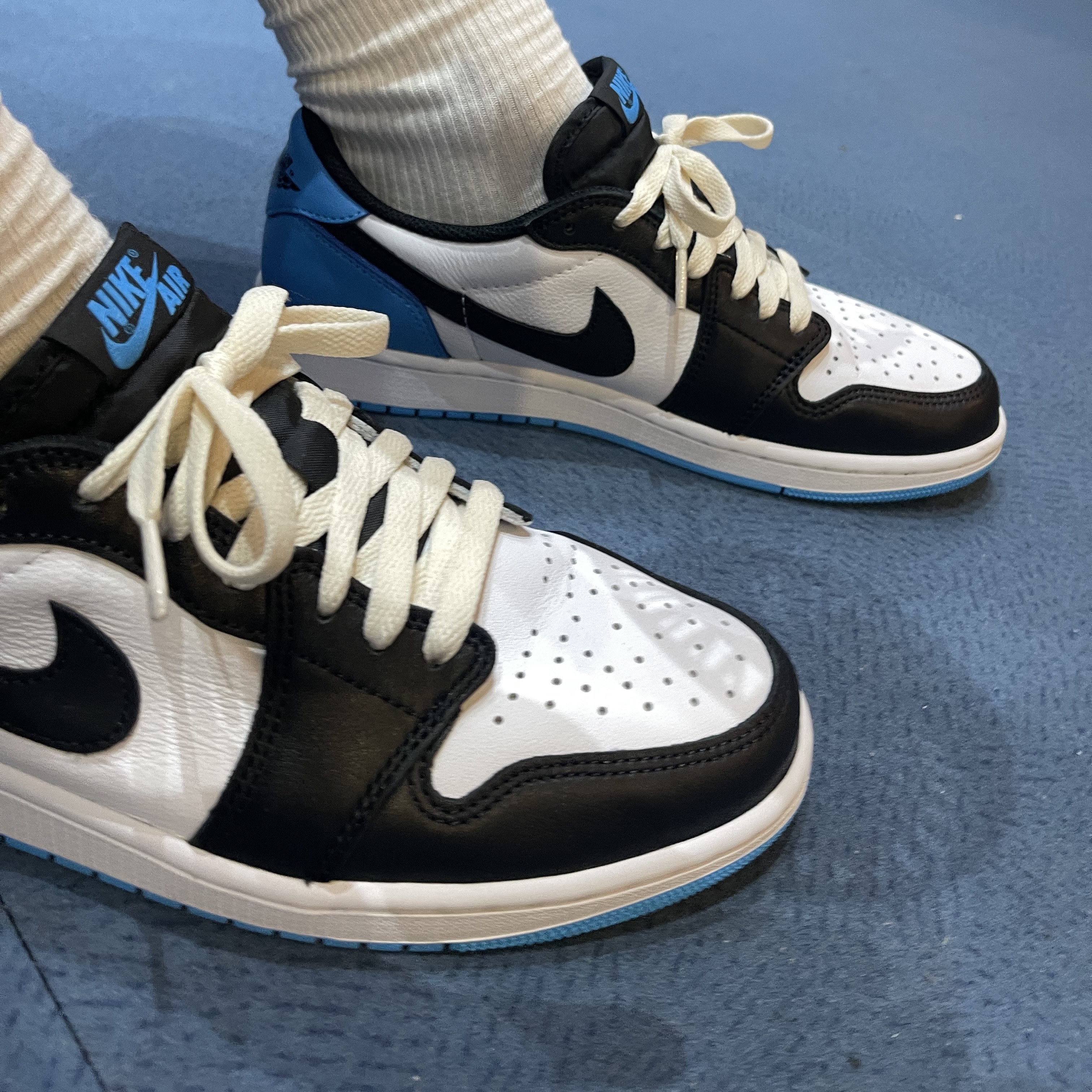 Jordan 1 Retro Low OG Black and Dark Powder Blue 착용 스타일