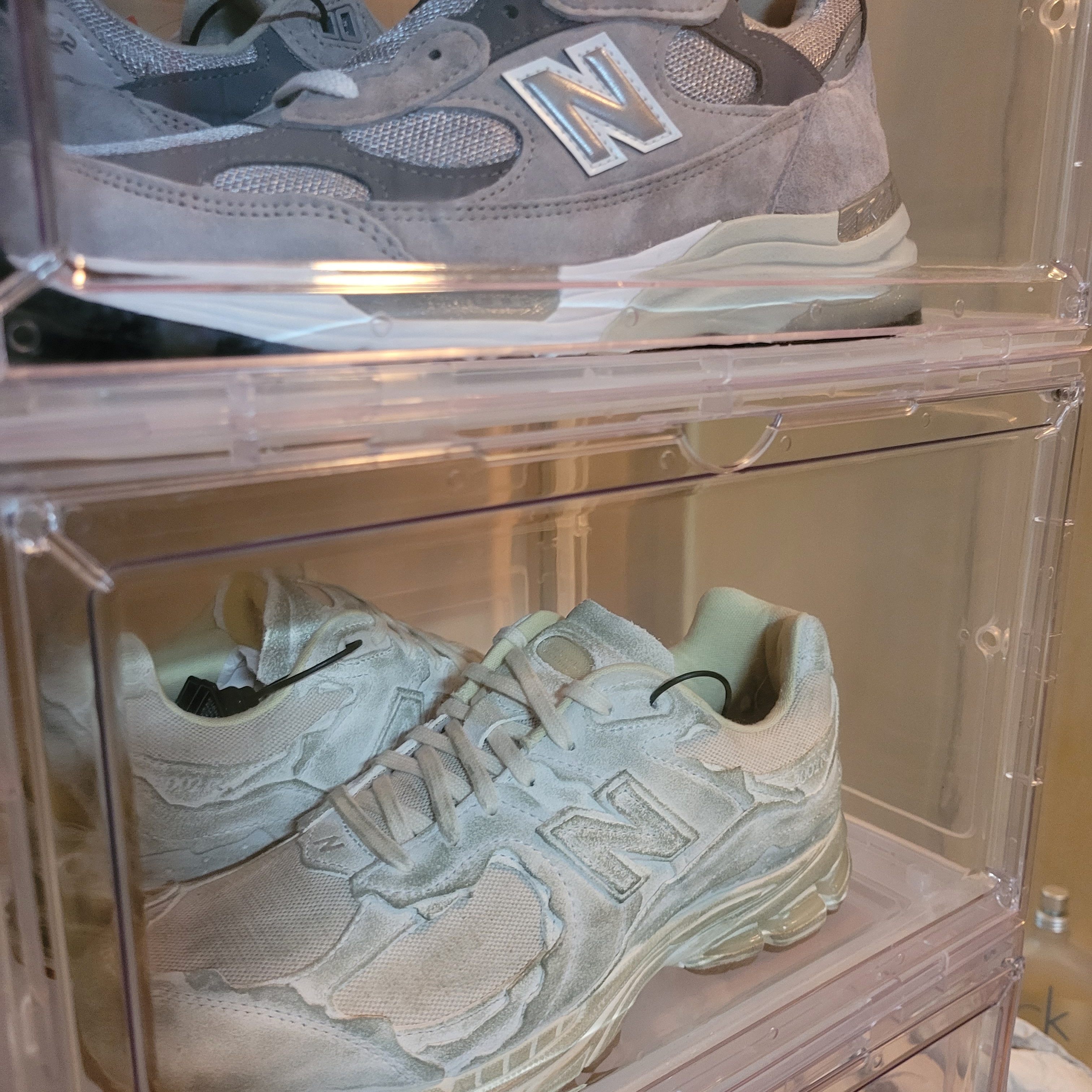 New Balance 2002R Protection Pack Distressed 착용 스타일